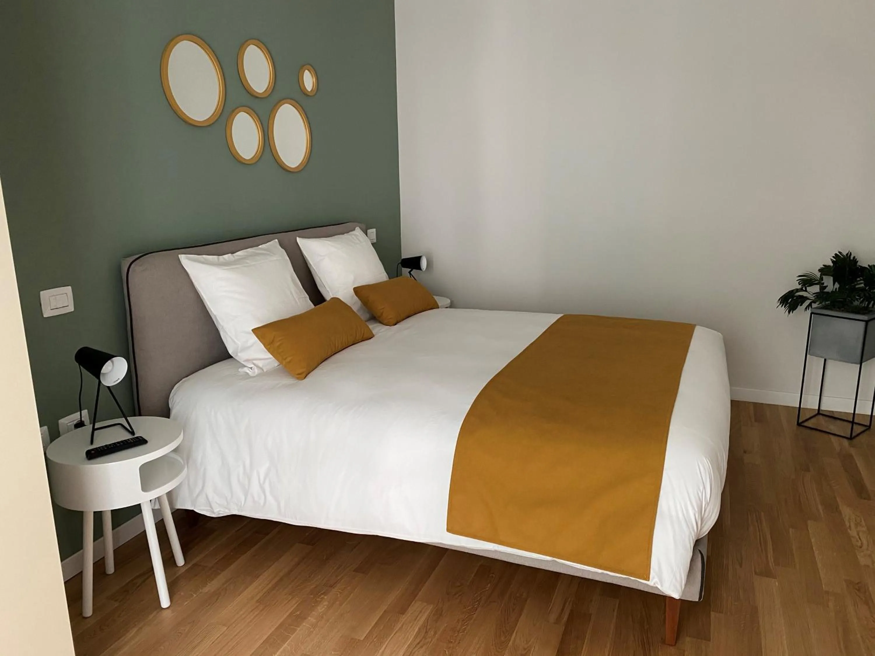 Bedroom, Bed in Quarto Verde