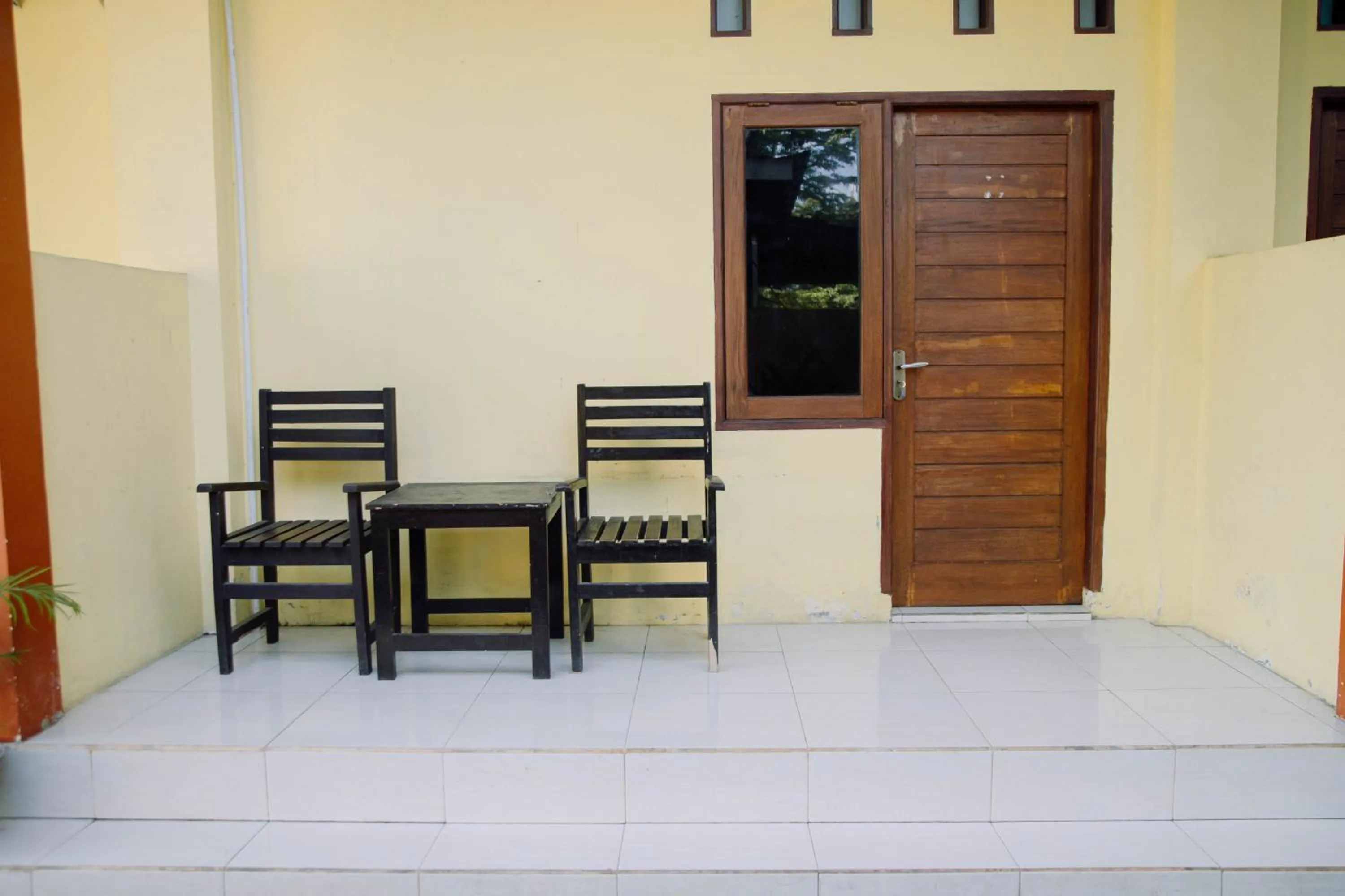 Seating area in RedDoorz at Hening Homestay