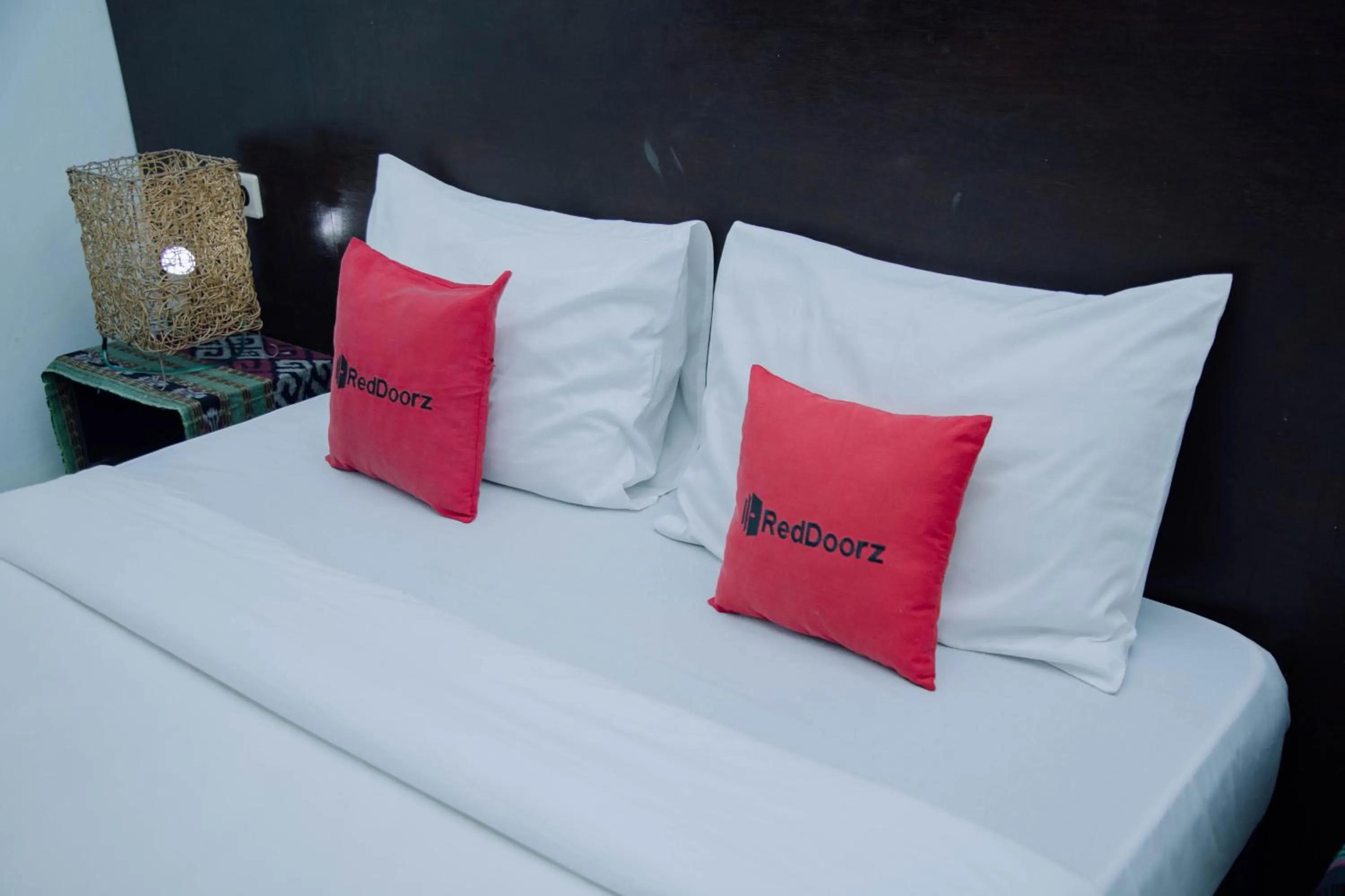 Bedroom, Bed in RedDoorz at Hening Homestay