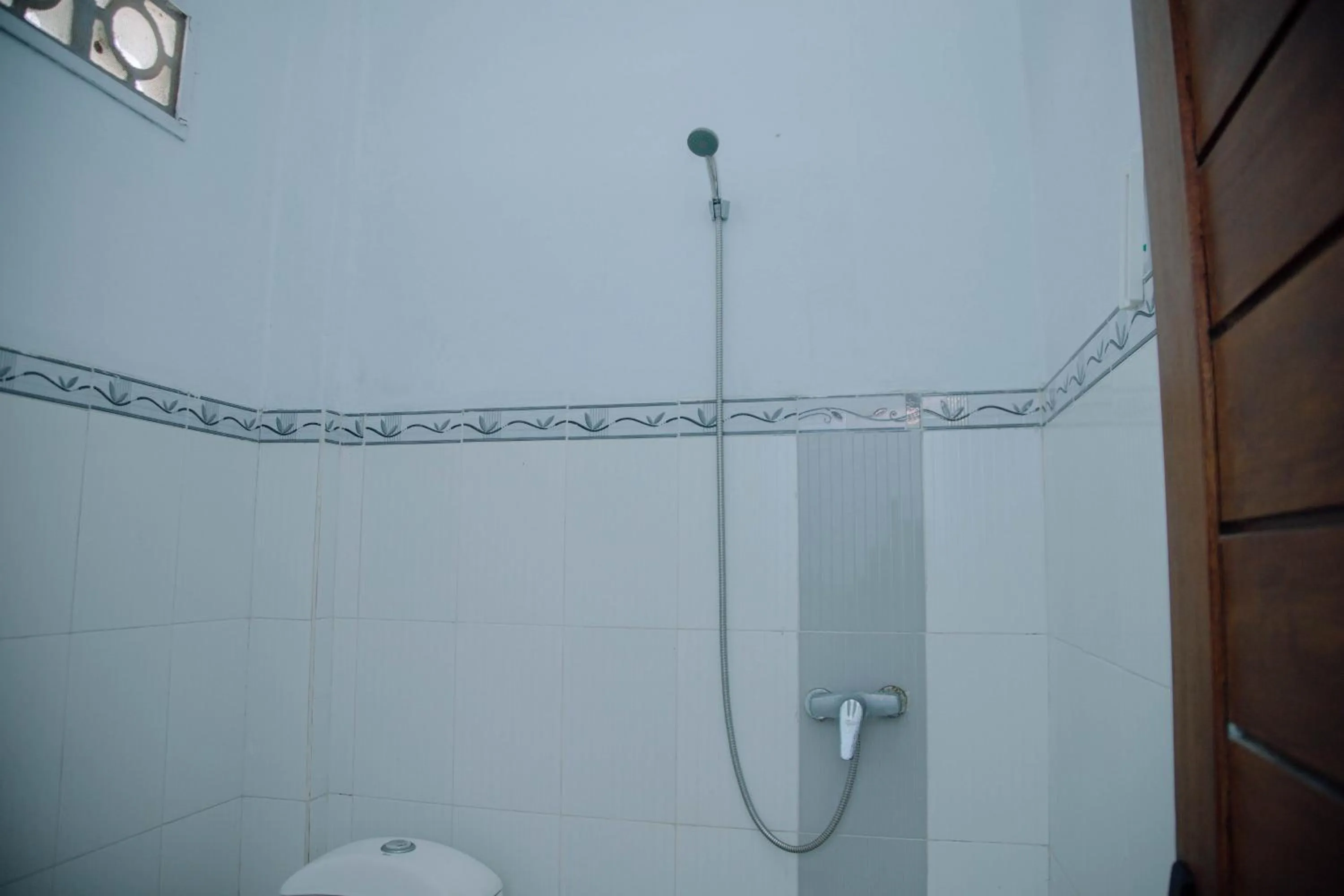 Bathroom in RedDoorz at Hening Homestay