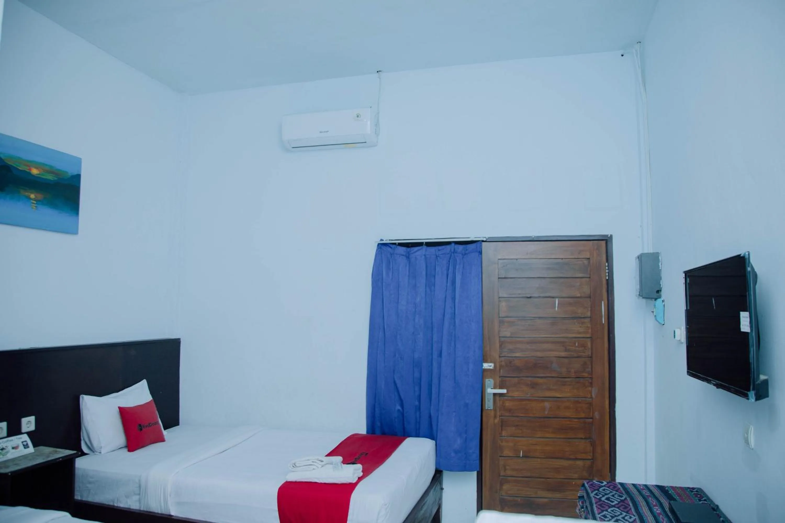 Bedroom, Bed in RedDoorz at Hening Homestay