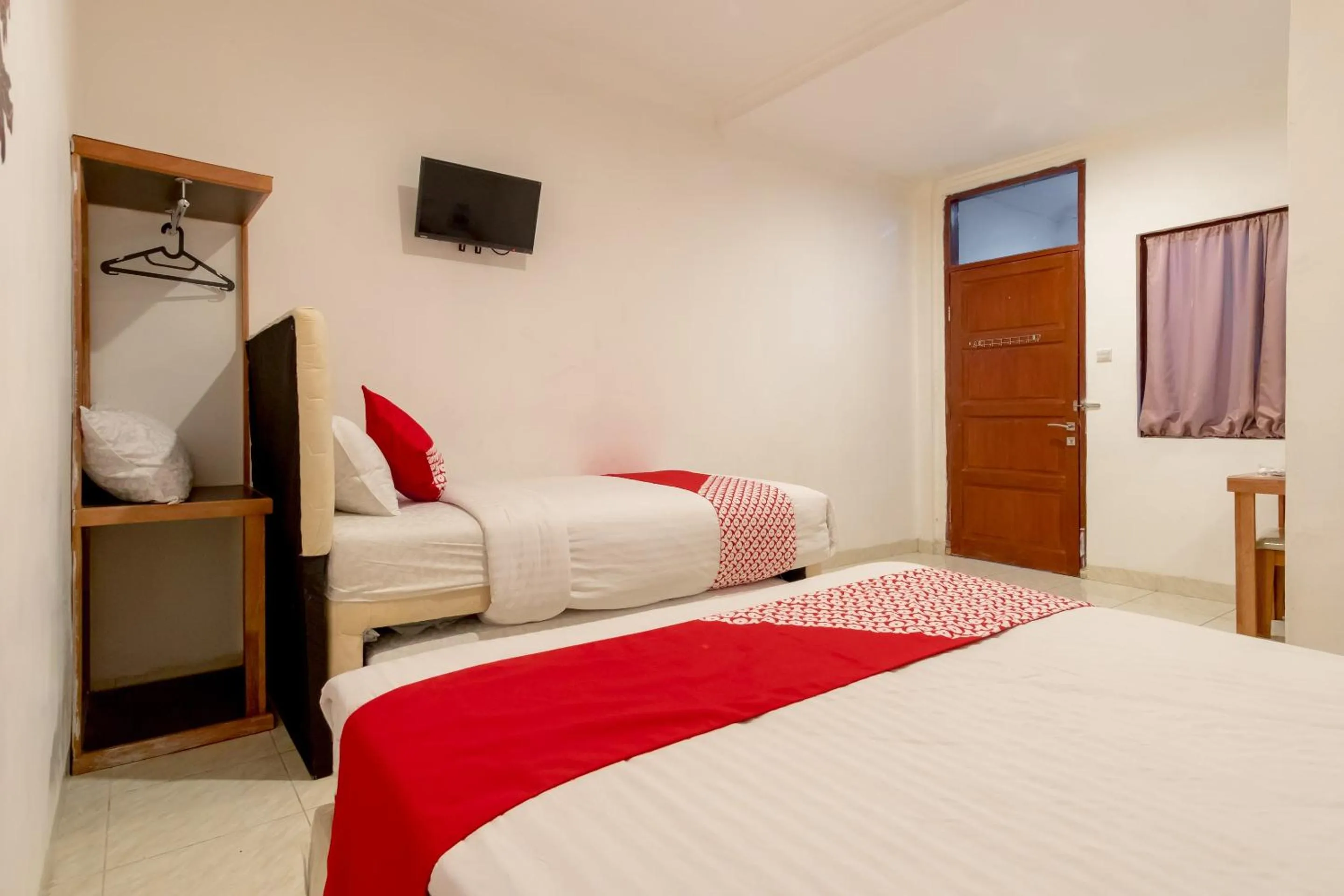 Bedroom in OYO 2410 Intan Hotel