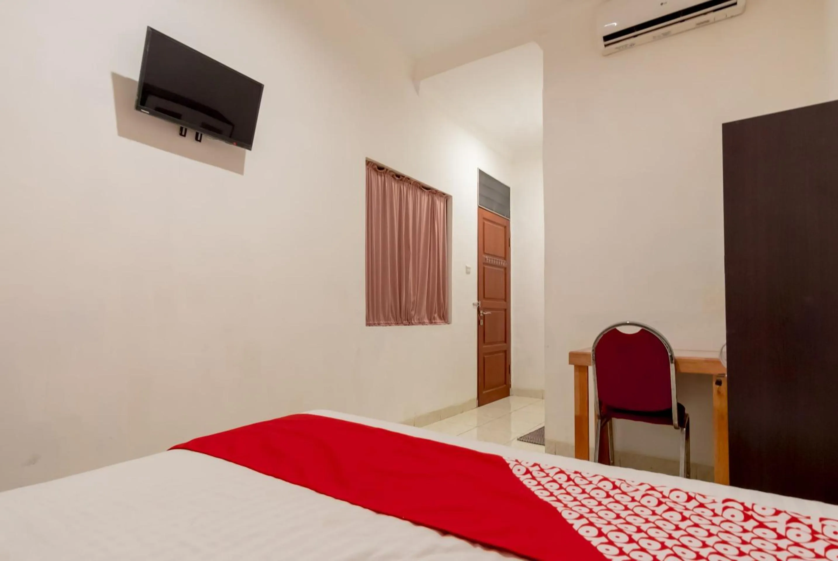 Bedroom in OYO 2410 Intan Hotel