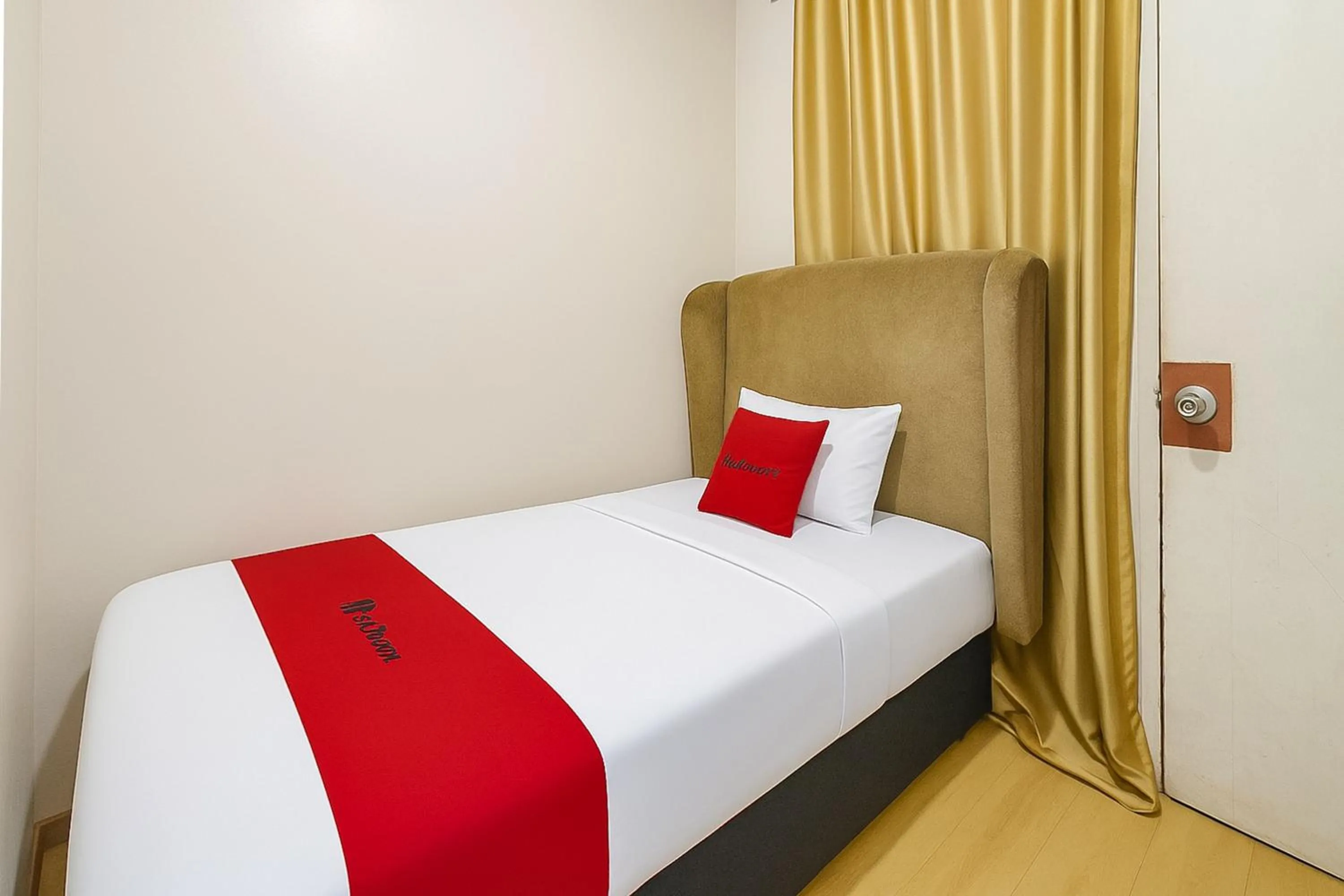 Bedroom, Bed in RedDoorz near Metro Bandung