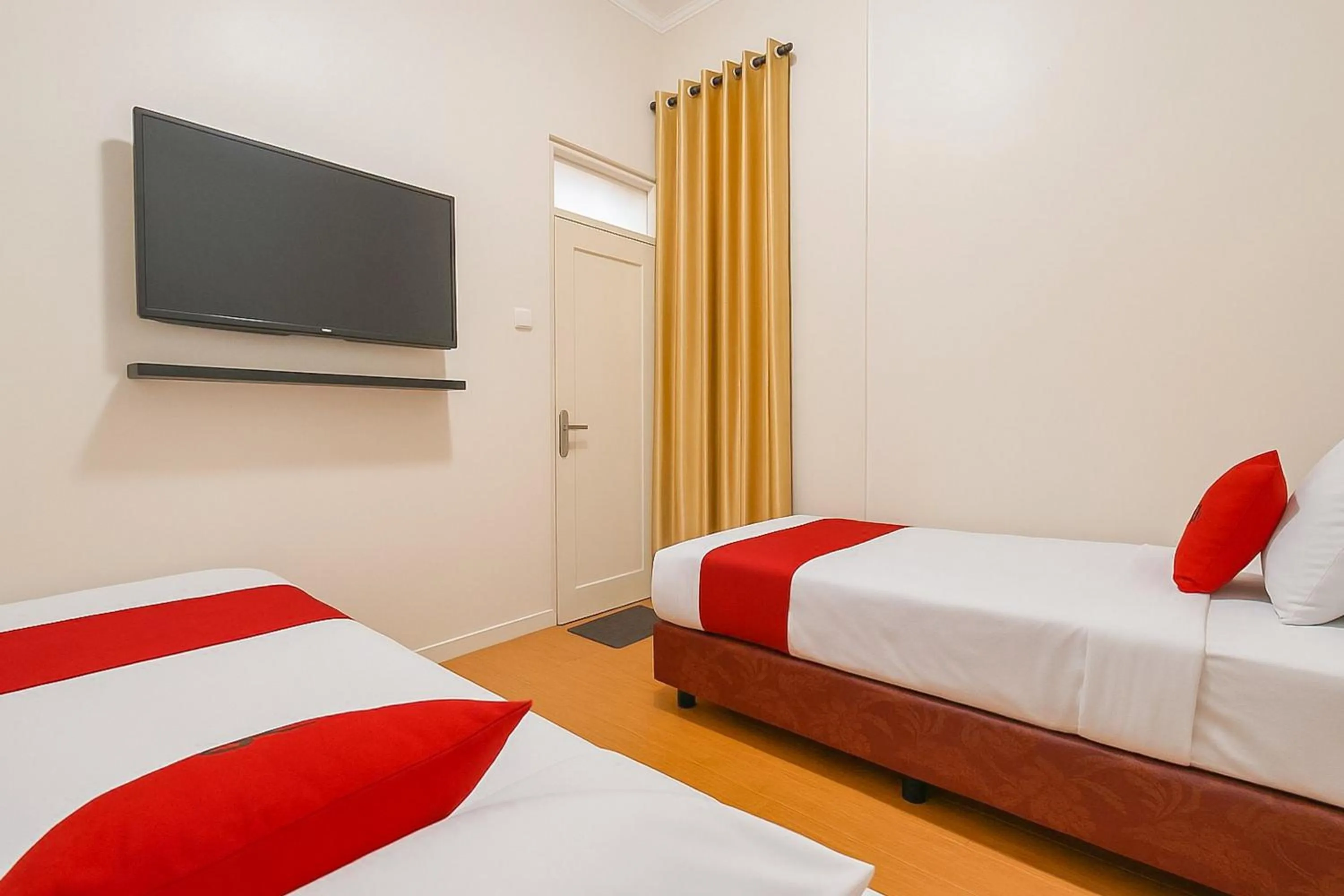 Bedroom, Bed in RedDoorz near Metro Bandung