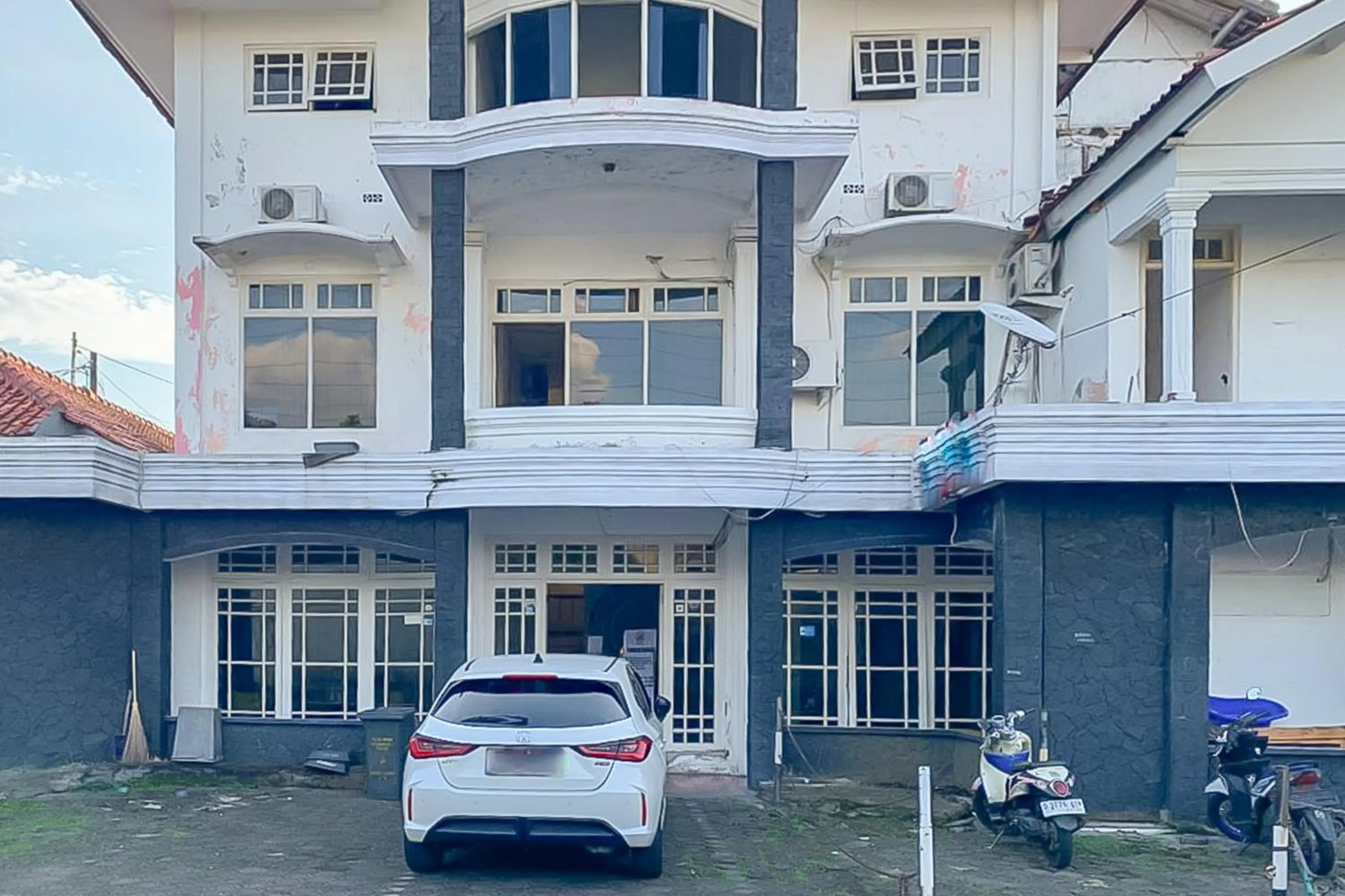 Facade/entrance in RedDoorz near Metro Bandung