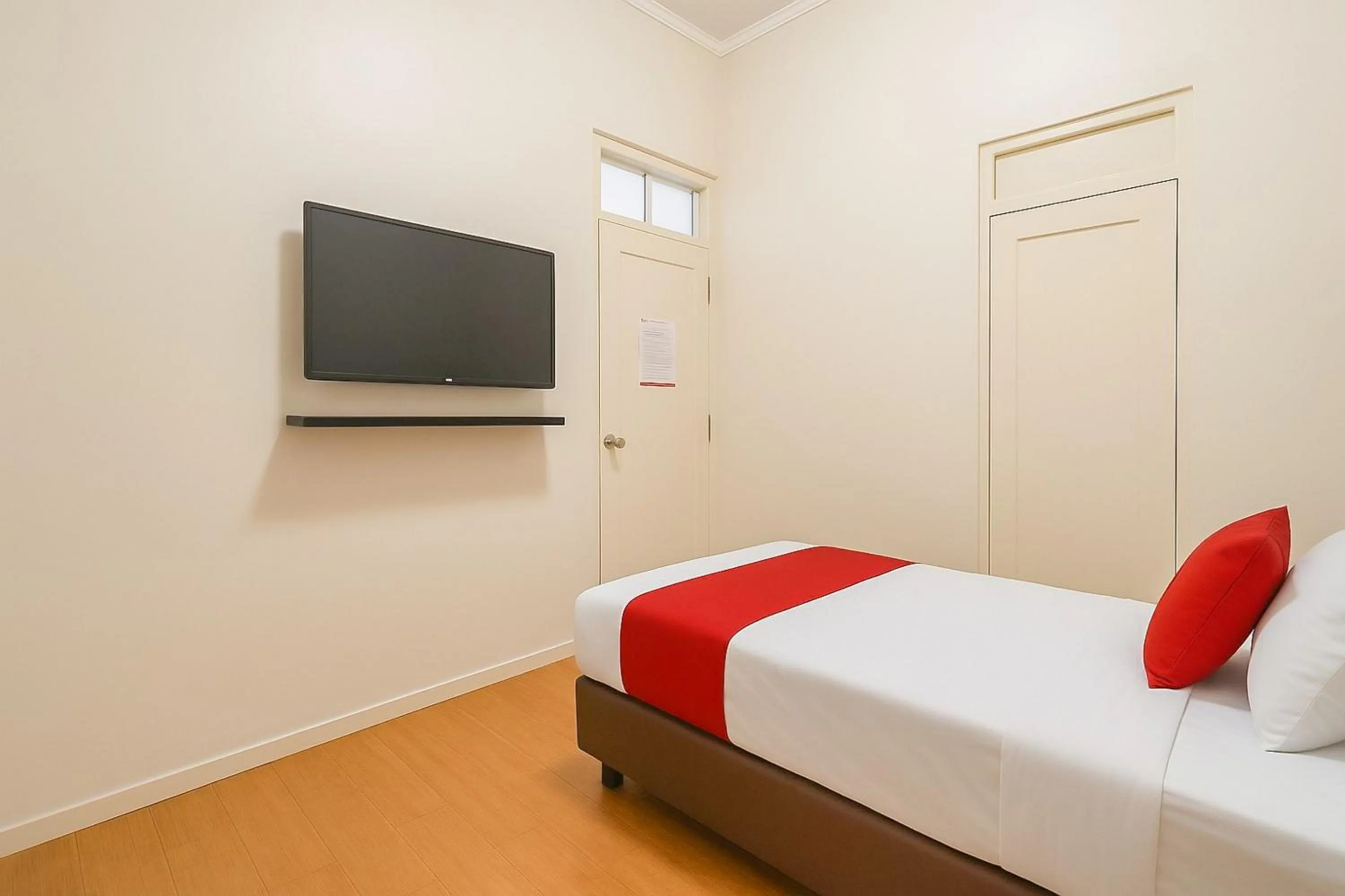 Bedroom, Bed in RedDoorz near Metro Bandung