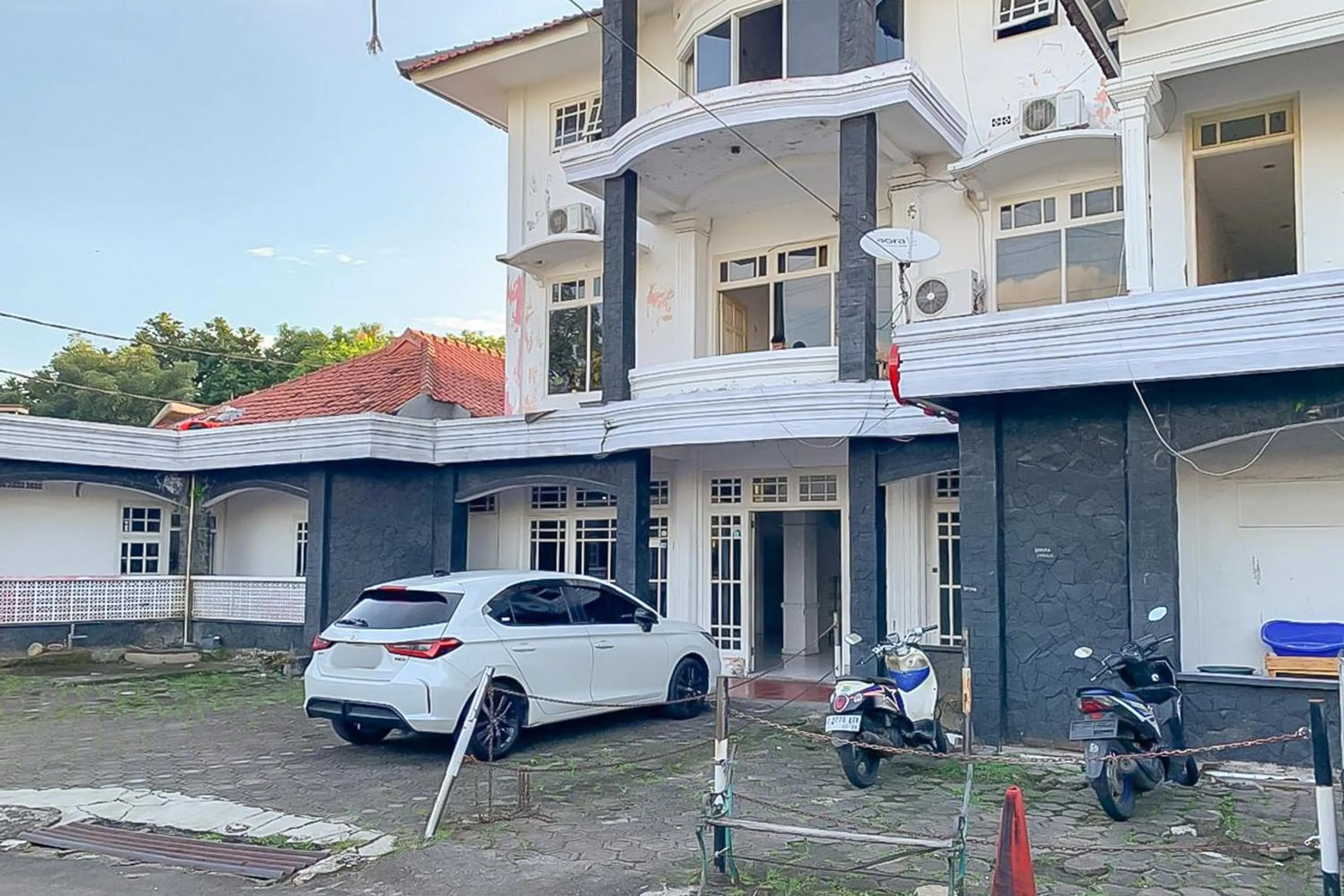 Facade/entrance in RedDoorz near Metro Bandung