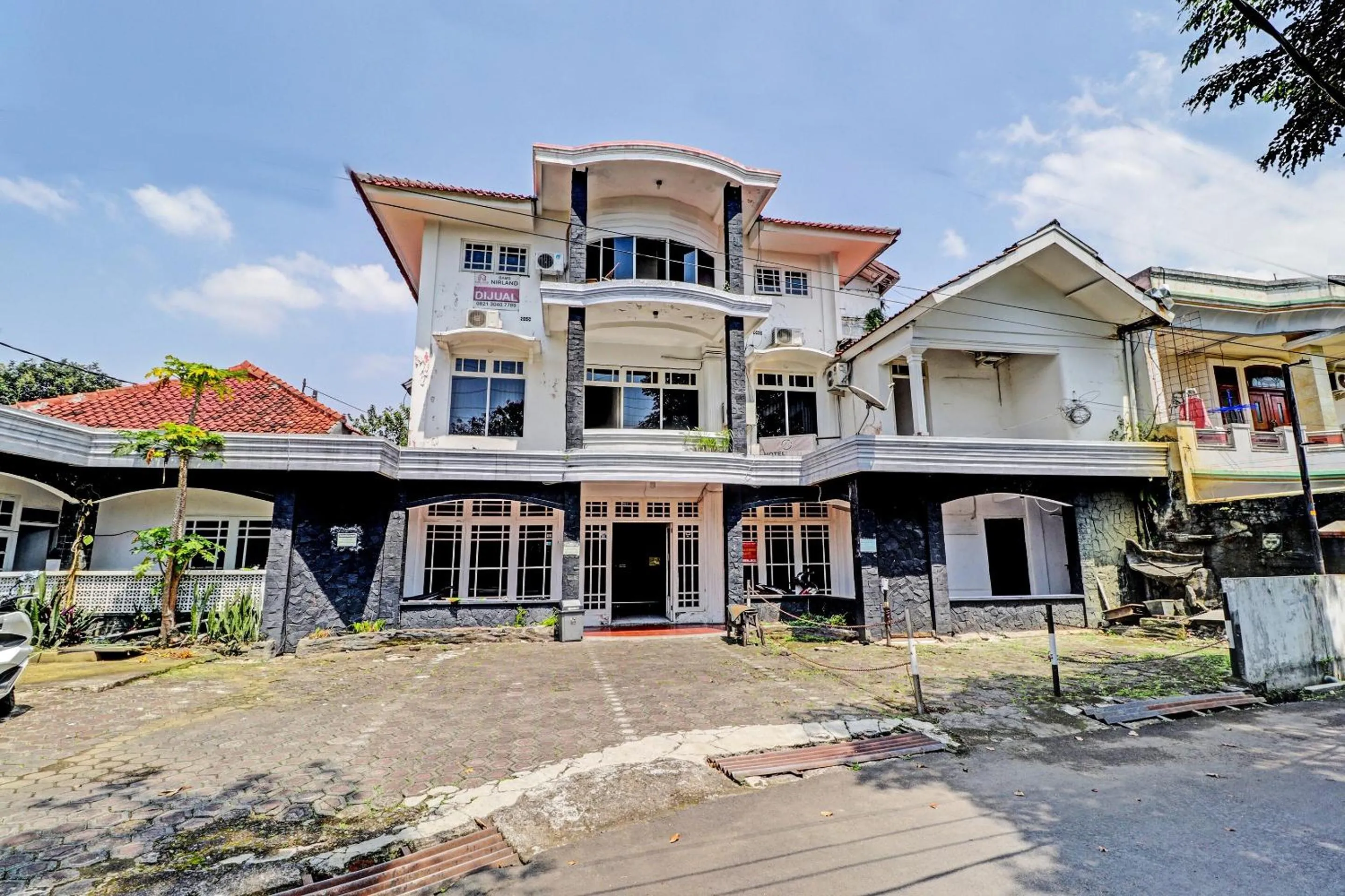 Facade/entrance in OYO 2452 Hotel Metro