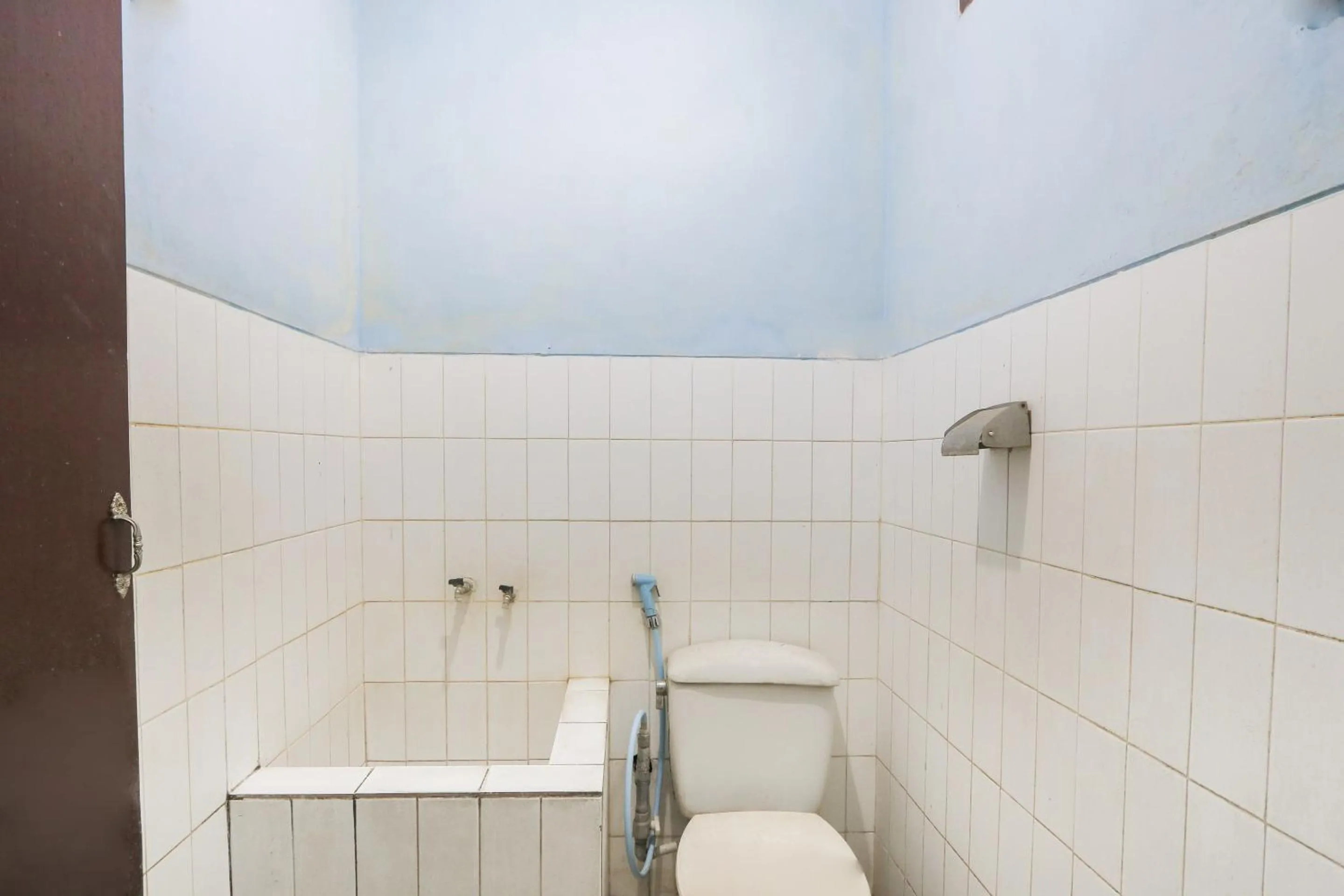 Bathroom in OYO 2465 Hotel Raung View