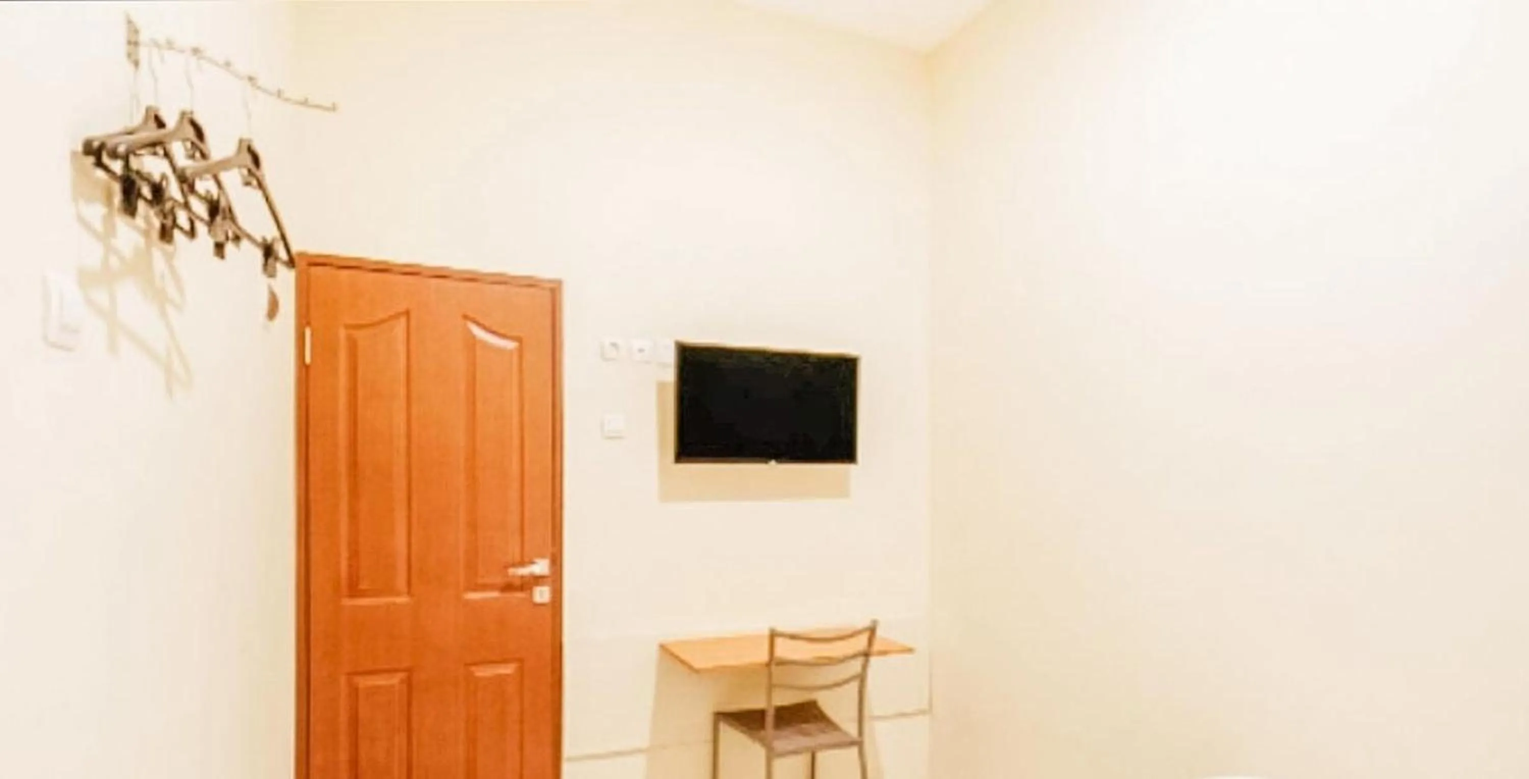 TV and multimedia in RedDoorz near BG Junction Surabaya