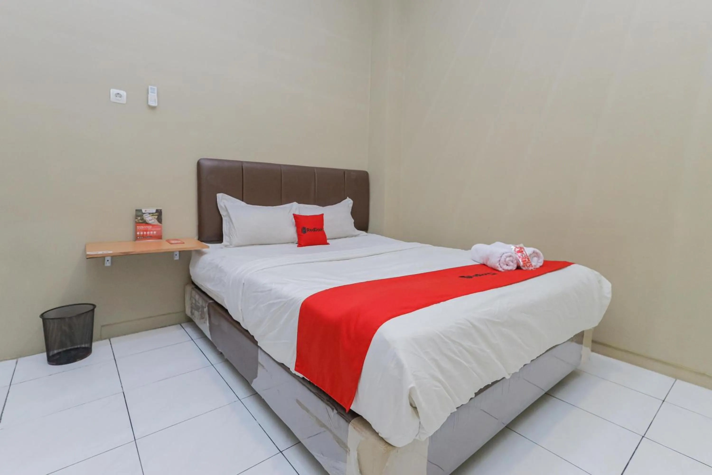 Bedroom, Bed in RedDoorz near BG Junction Surabaya