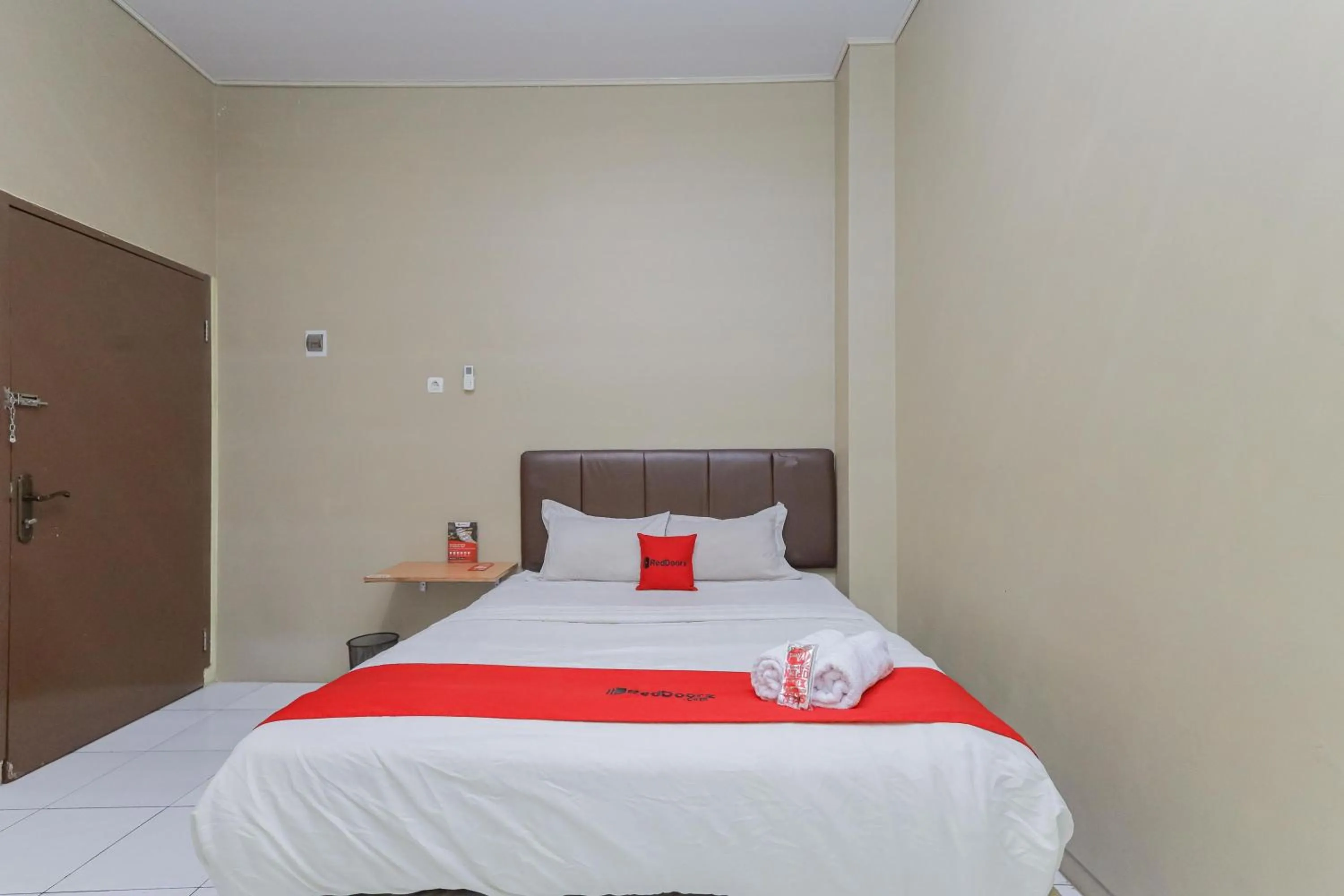 Bedroom, Bed in RedDoorz near BG Junction Surabaya