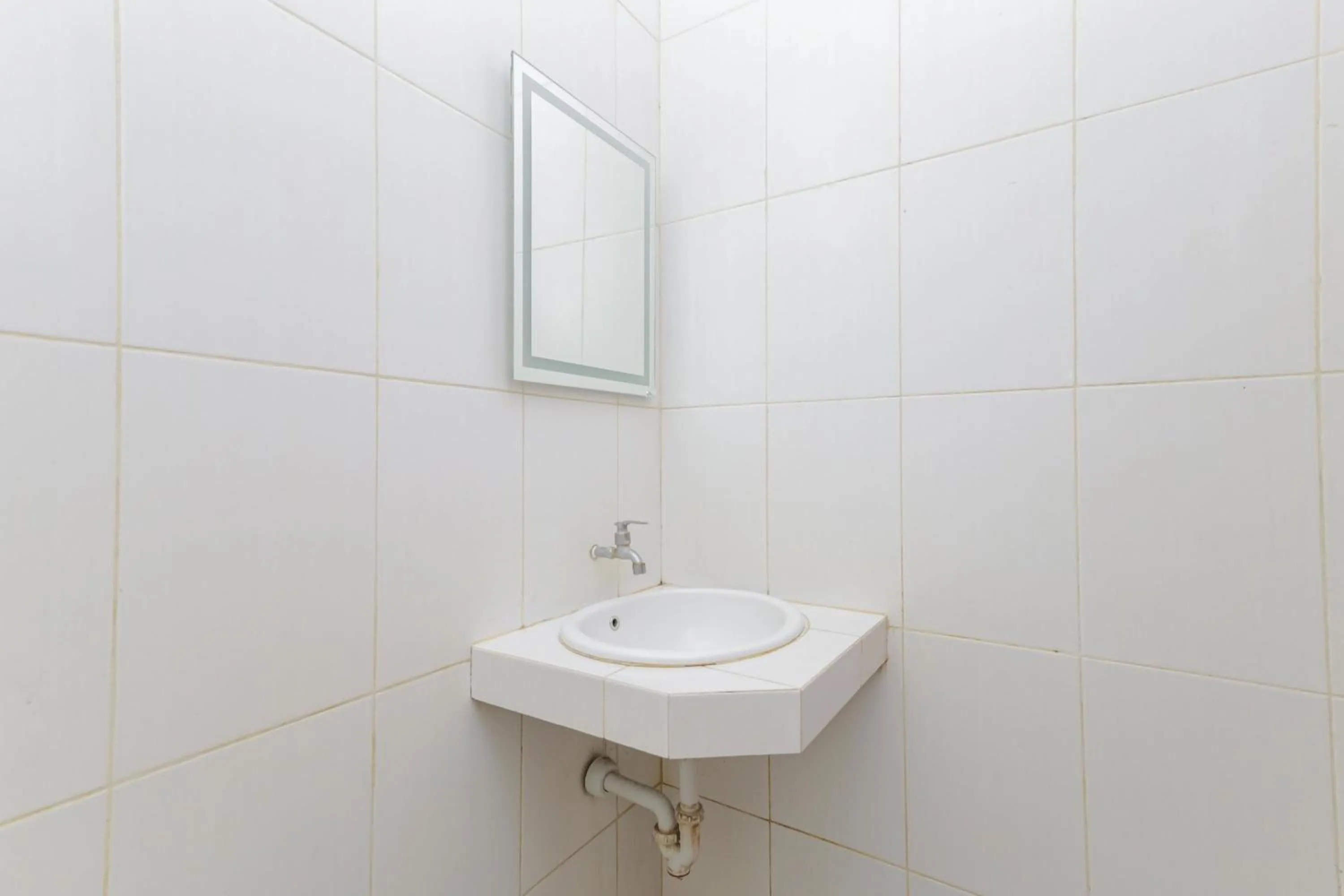 Bathroom in RedDoorz near BG Junction Surabaya