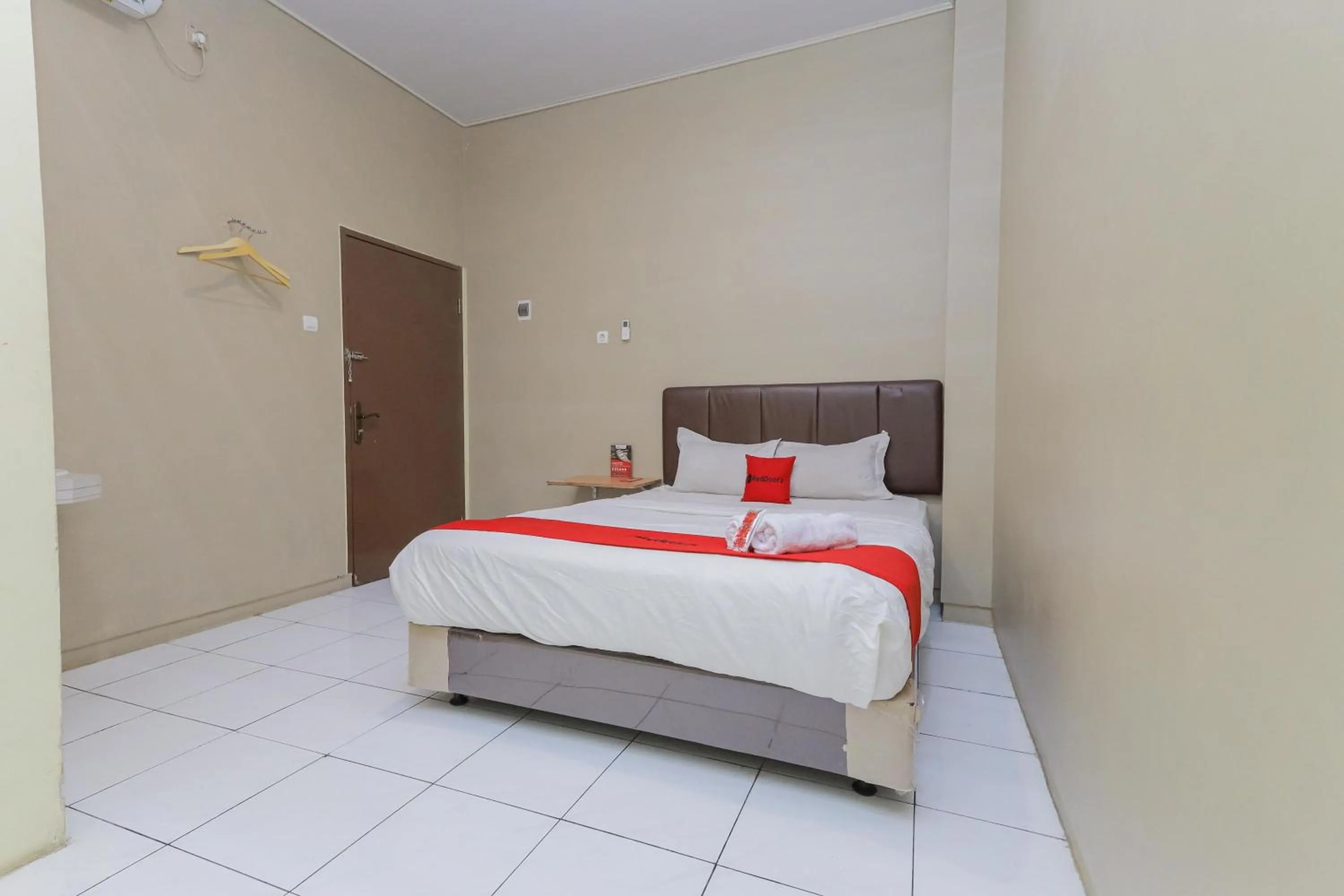 Bedroom, Bed in RedDoorz near BG Junction Surabaya