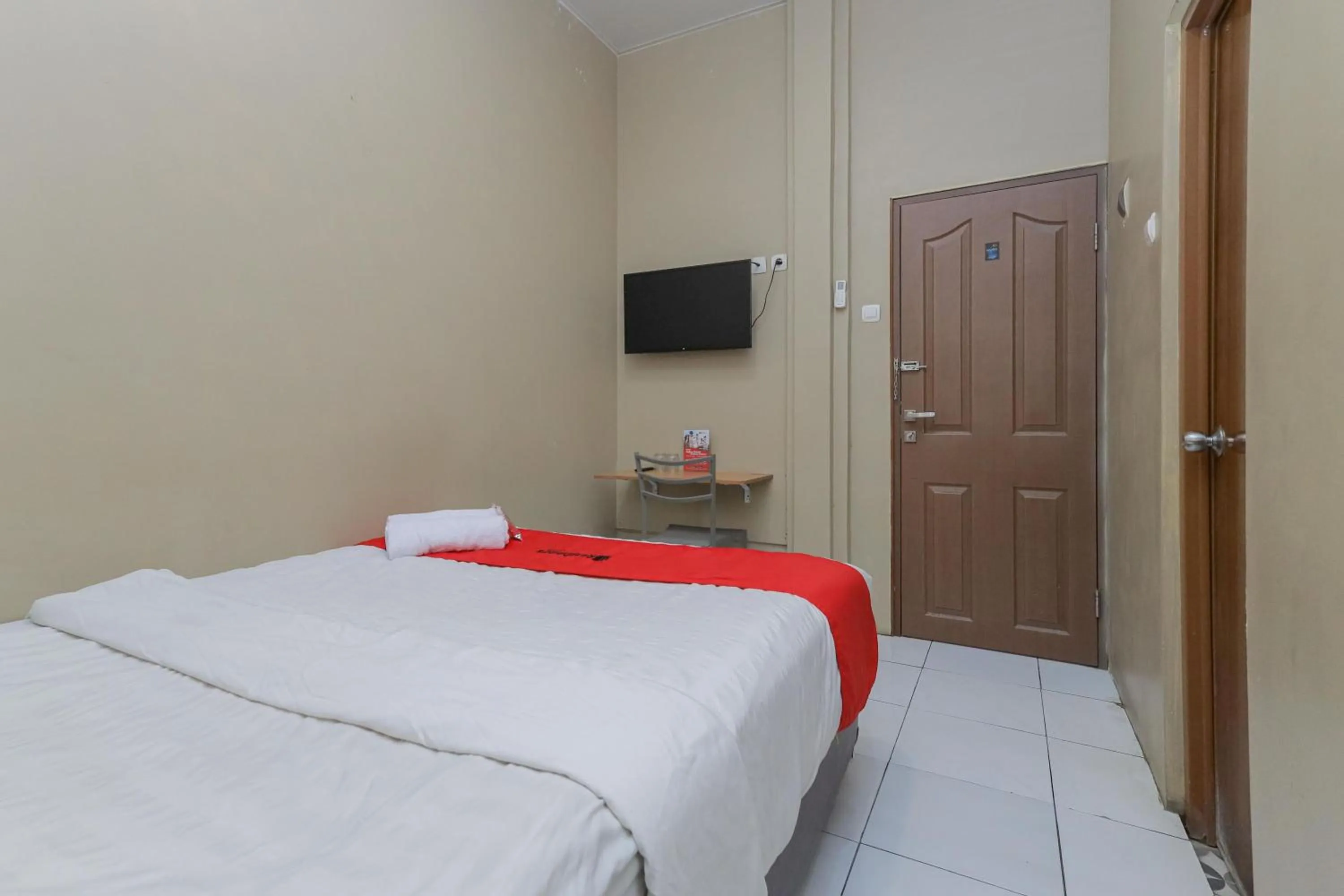 Bedroom, Bed in RedDoorz near BG Junction Surabaya