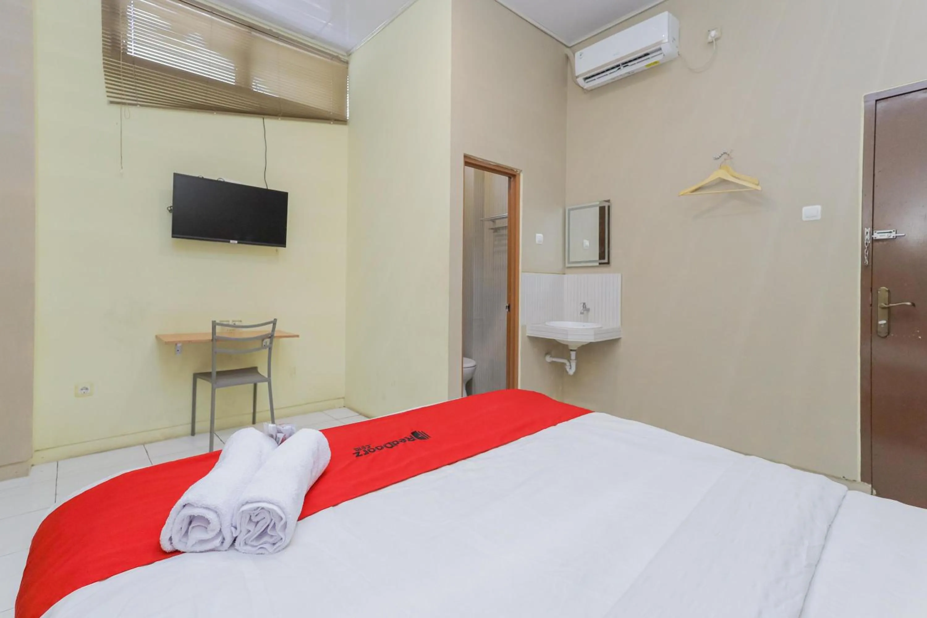 Bedroom, Bed in RedDoorz near BG Junction Surabaya