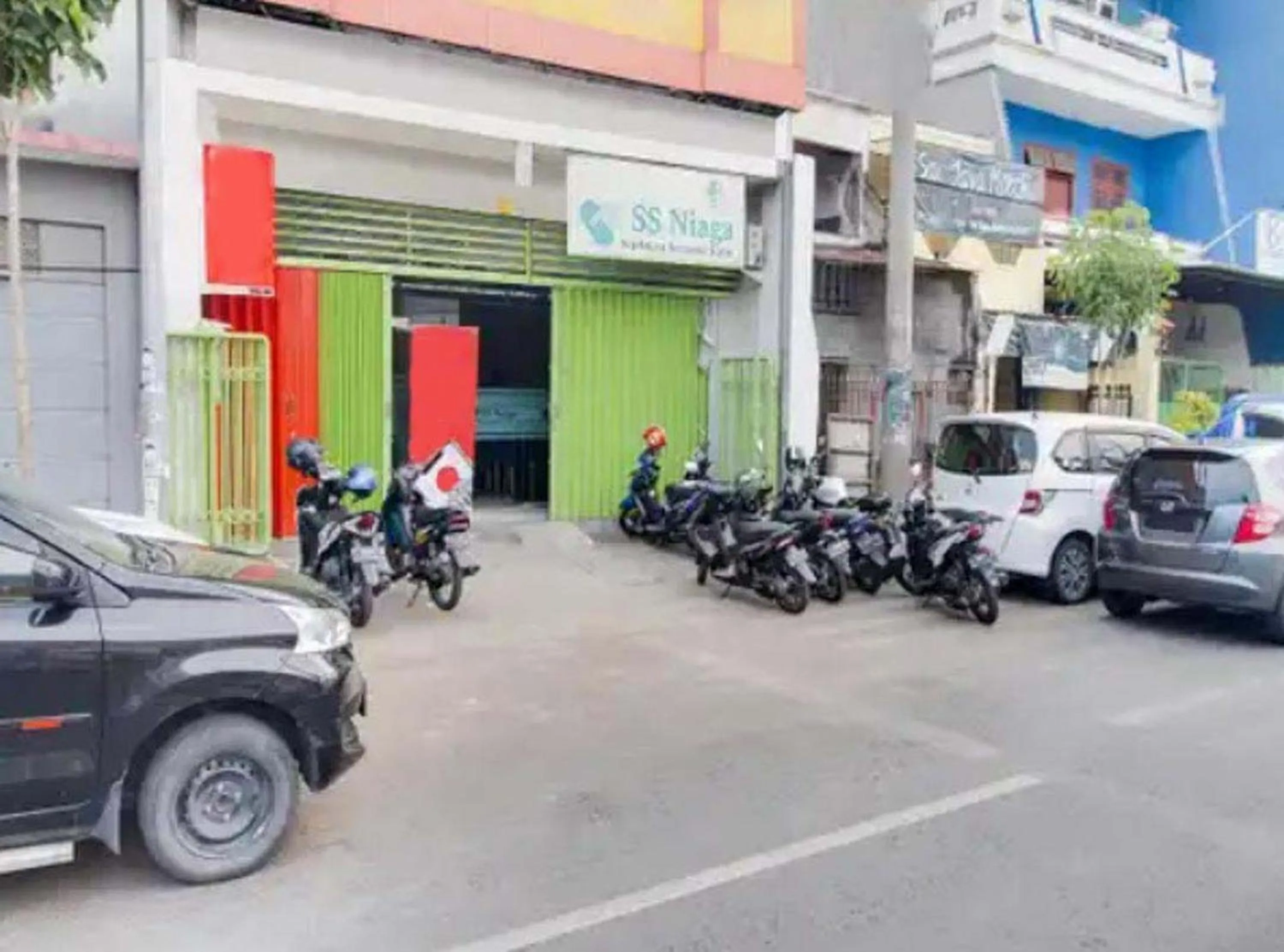 Property building in RedDoorz near BG Junction Surabaya