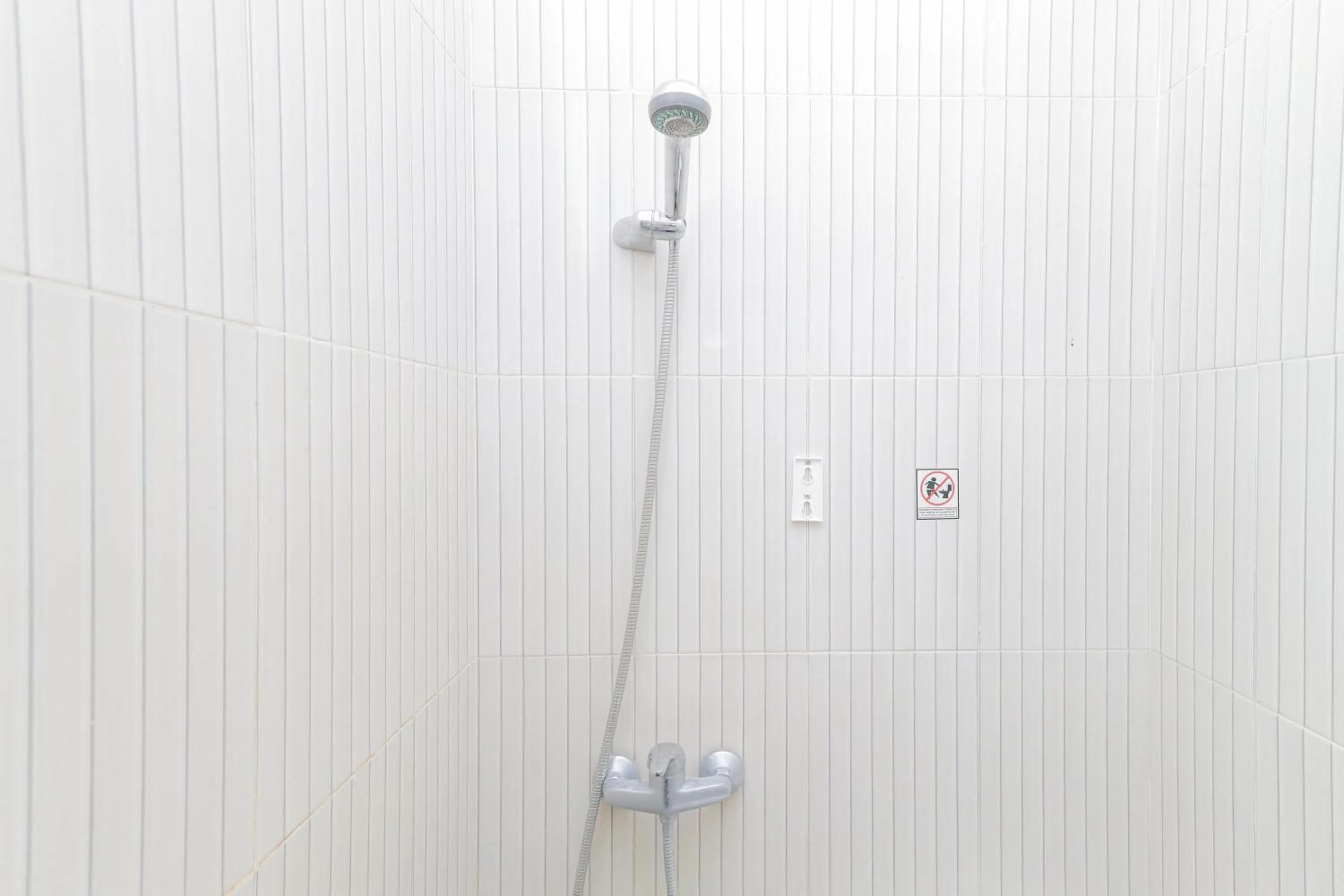 Bathroom in RedDoorz near BG Junction Surabaya