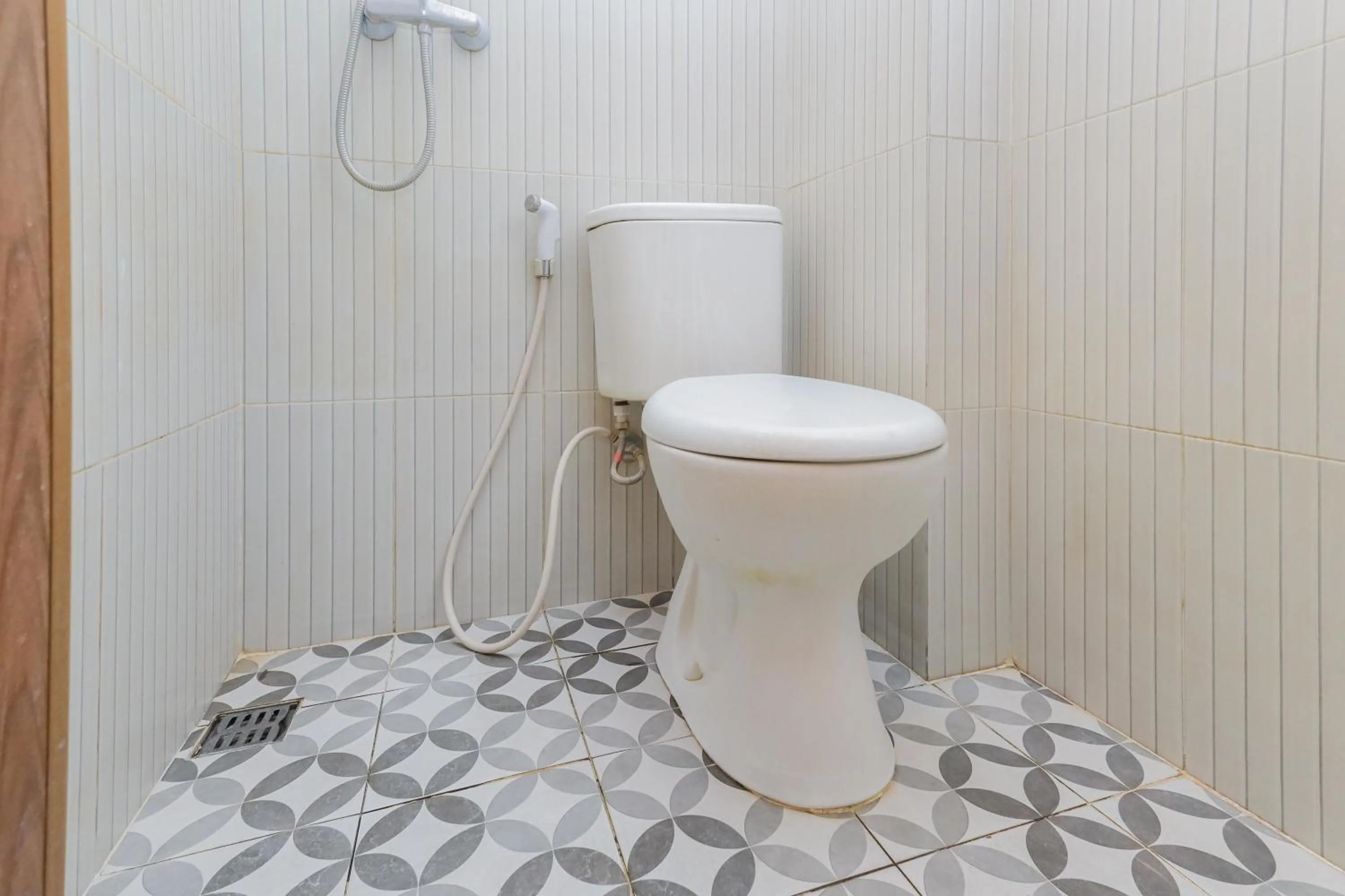 Bathroom in RedDoorz near BG Junction Surabaya