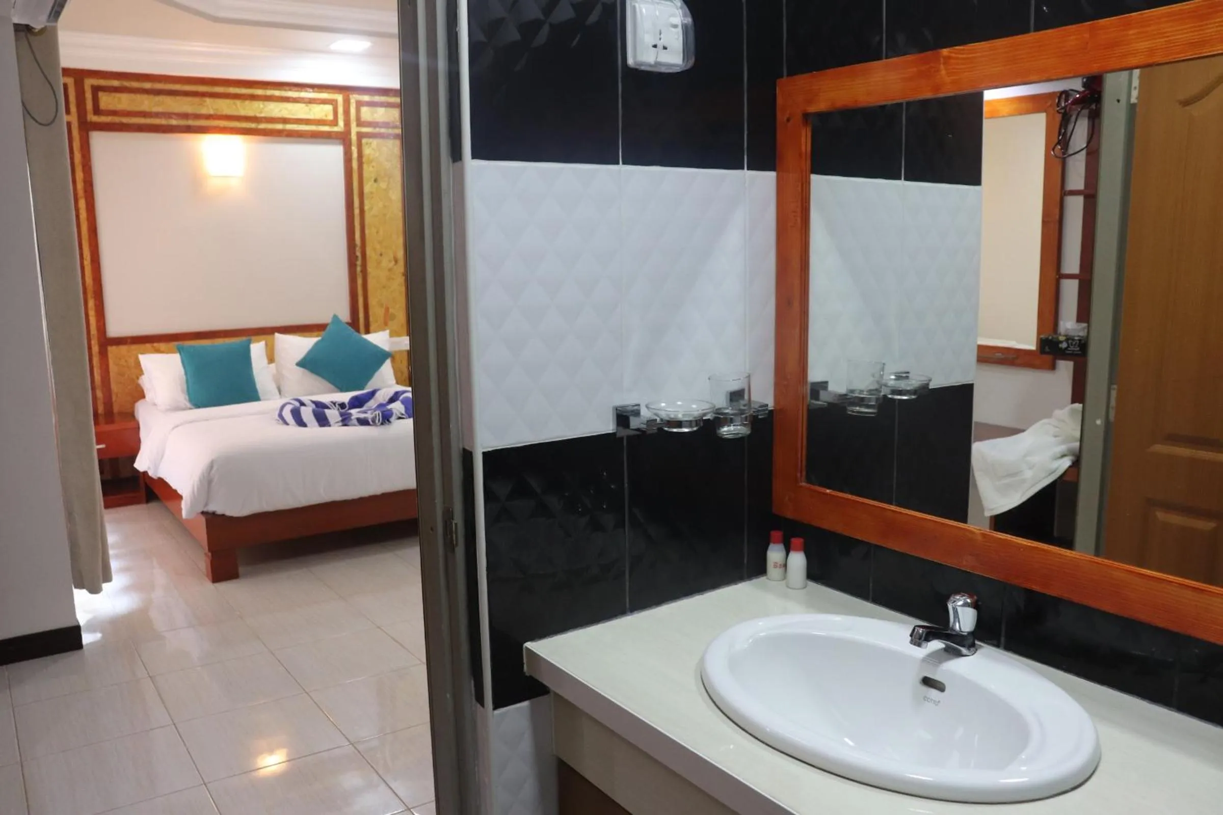 Bathroom, Bed in Athens View Hotel