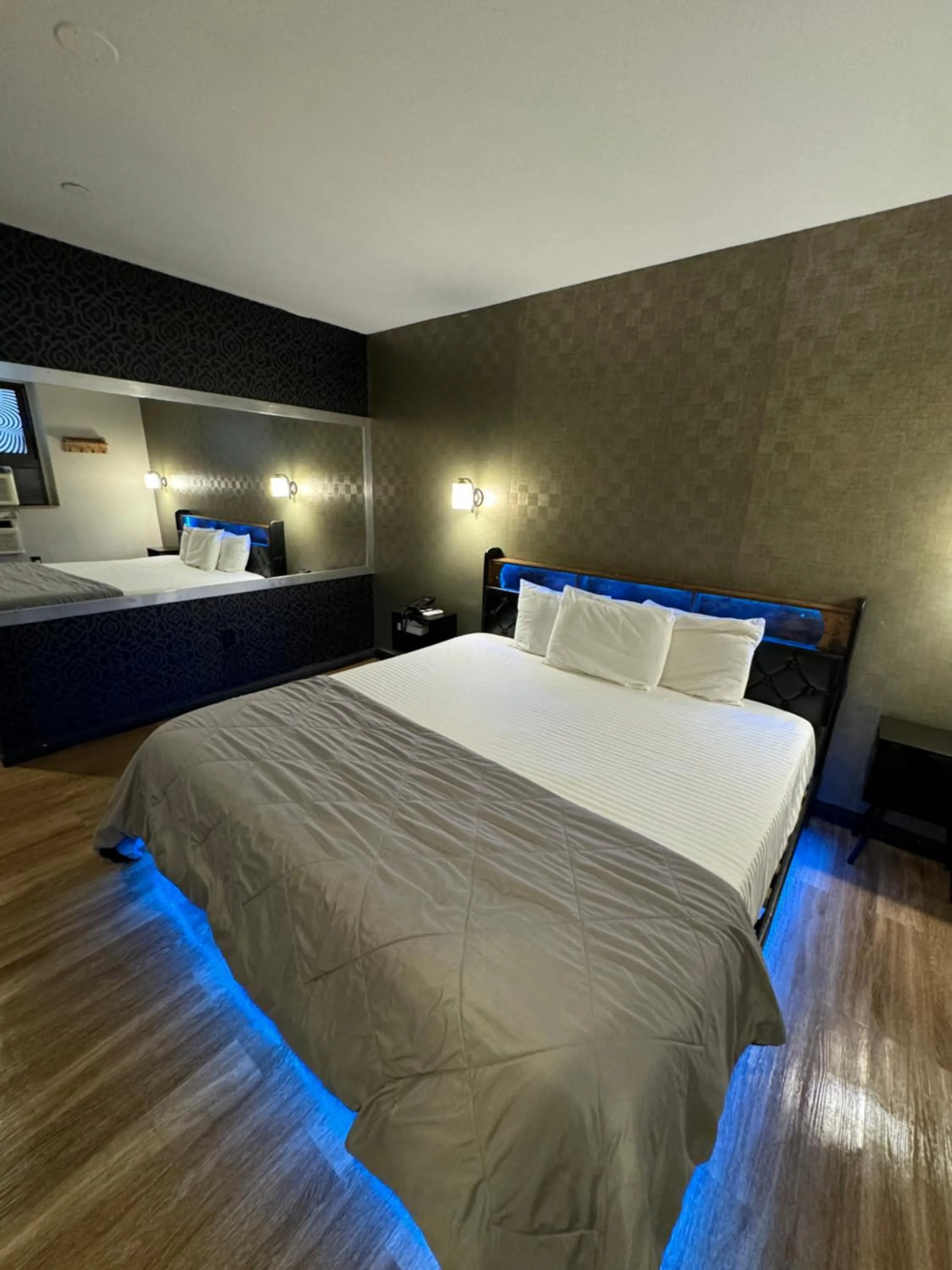 Bedroom, Bed in Cabana Hotel Yankee Stadium