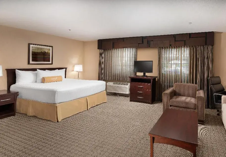 Deluxe Executive King Non-Smoking Suite in Tuscany Suites & Casino Deluxe Executive King Non-Smoking Suite in Tuscany Suites & Casino