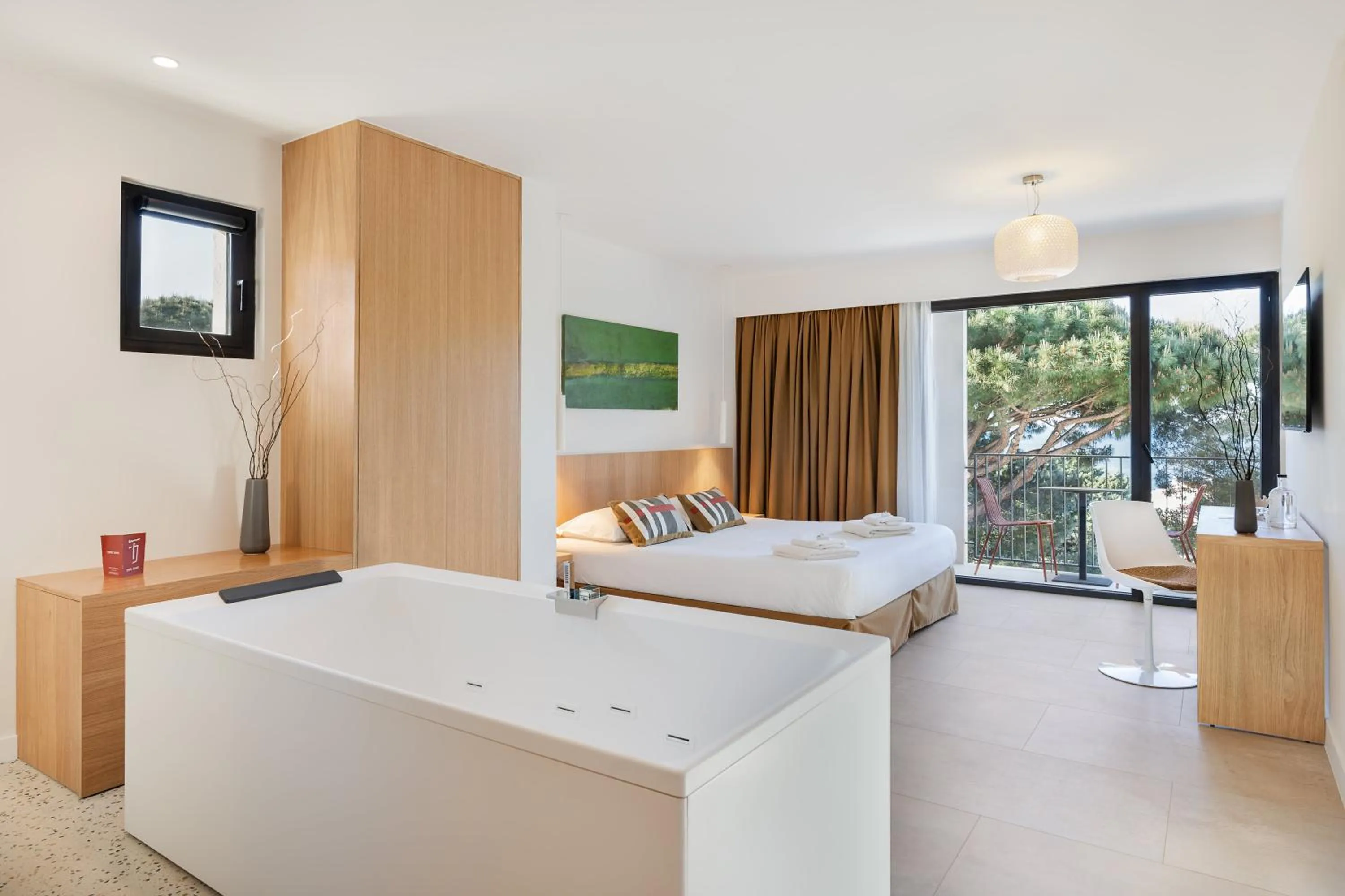 Hot Tub, Bed in Grand Hotel Du Golfe - Spa & Restaurant