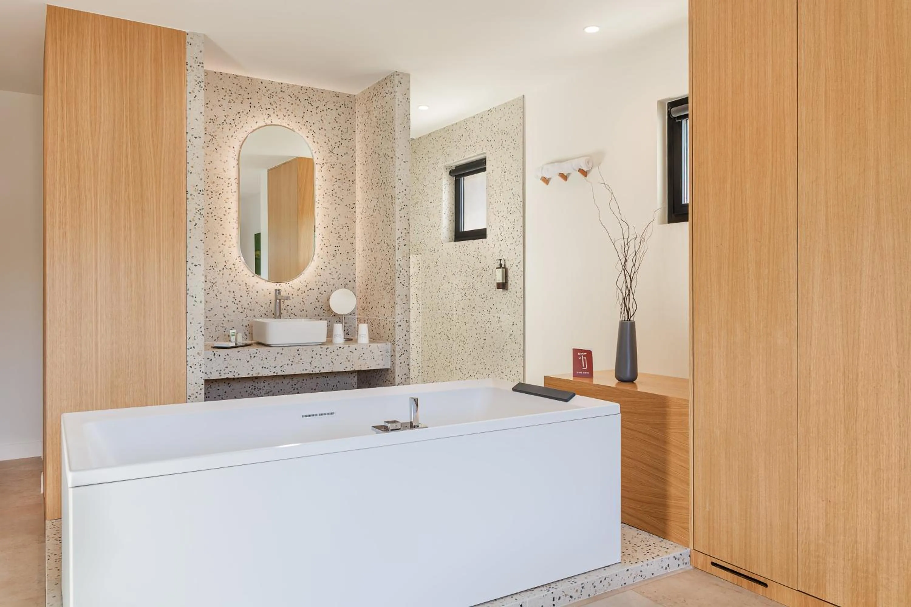 Hot Tub, Bed in Grand Hotel Du Golfe - Spa & Restaurant