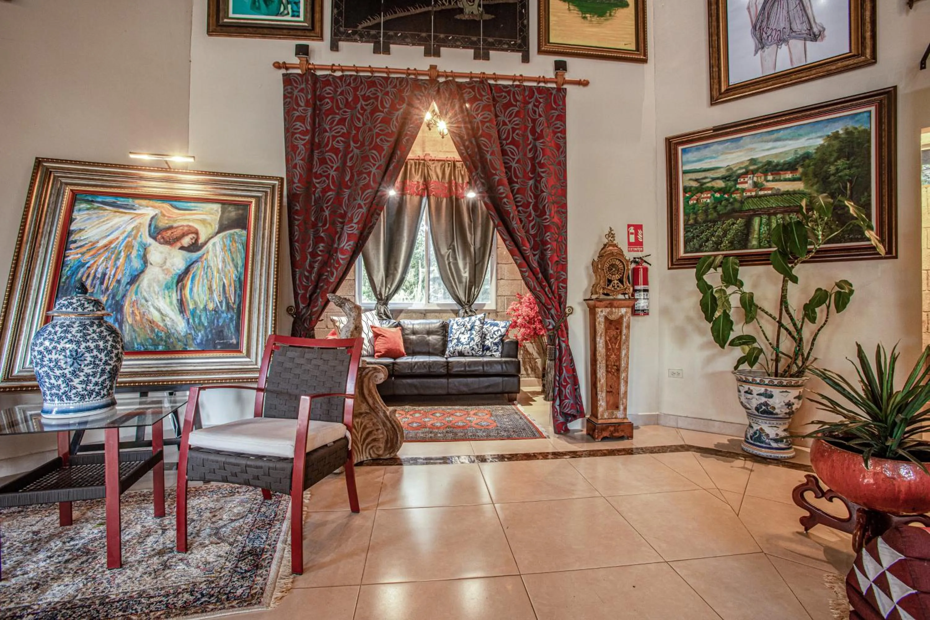 Communal lounge/ TV room in Casa Madre Tierra