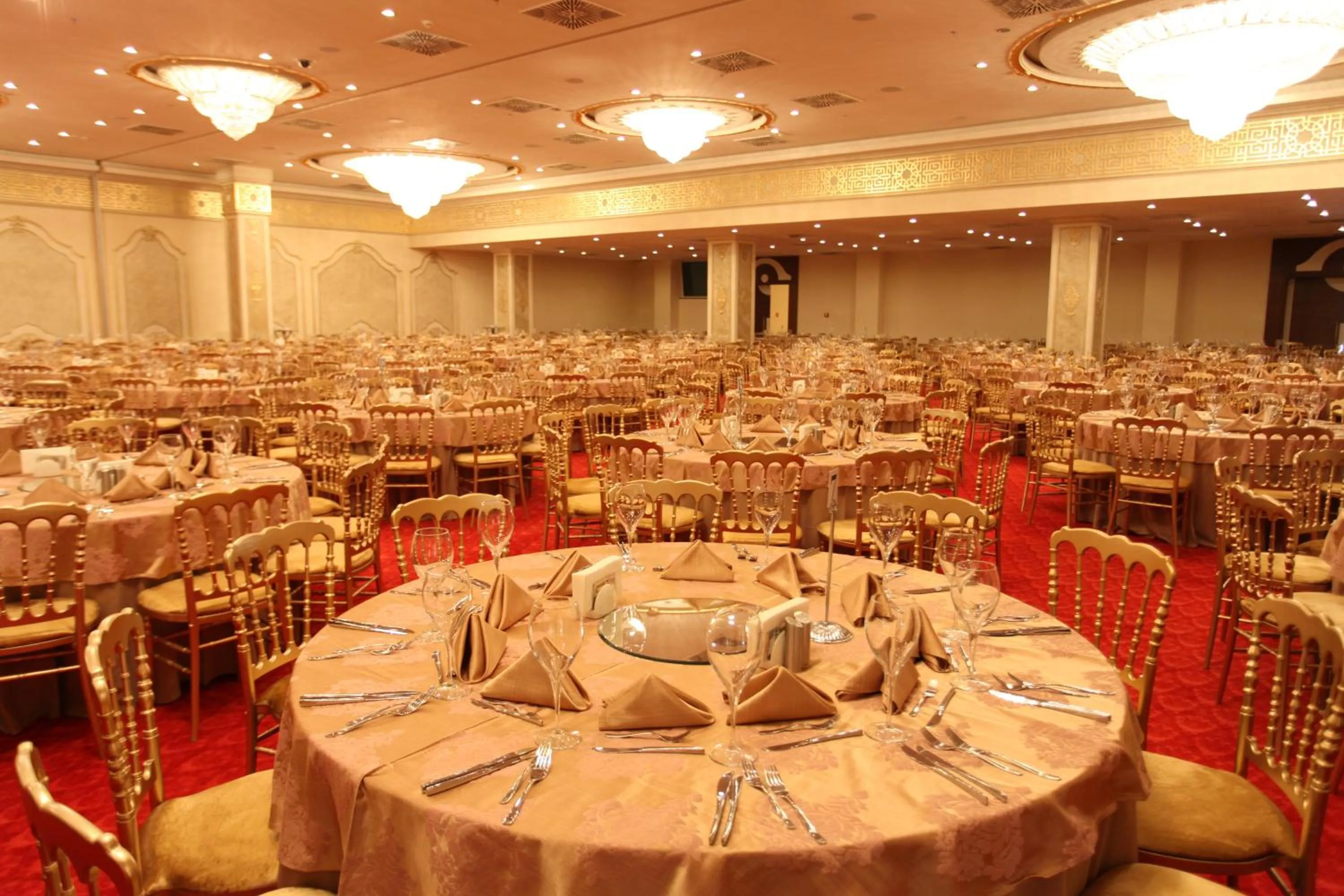 Restaurant/places to eat in Nevali Hotel & Convention Center