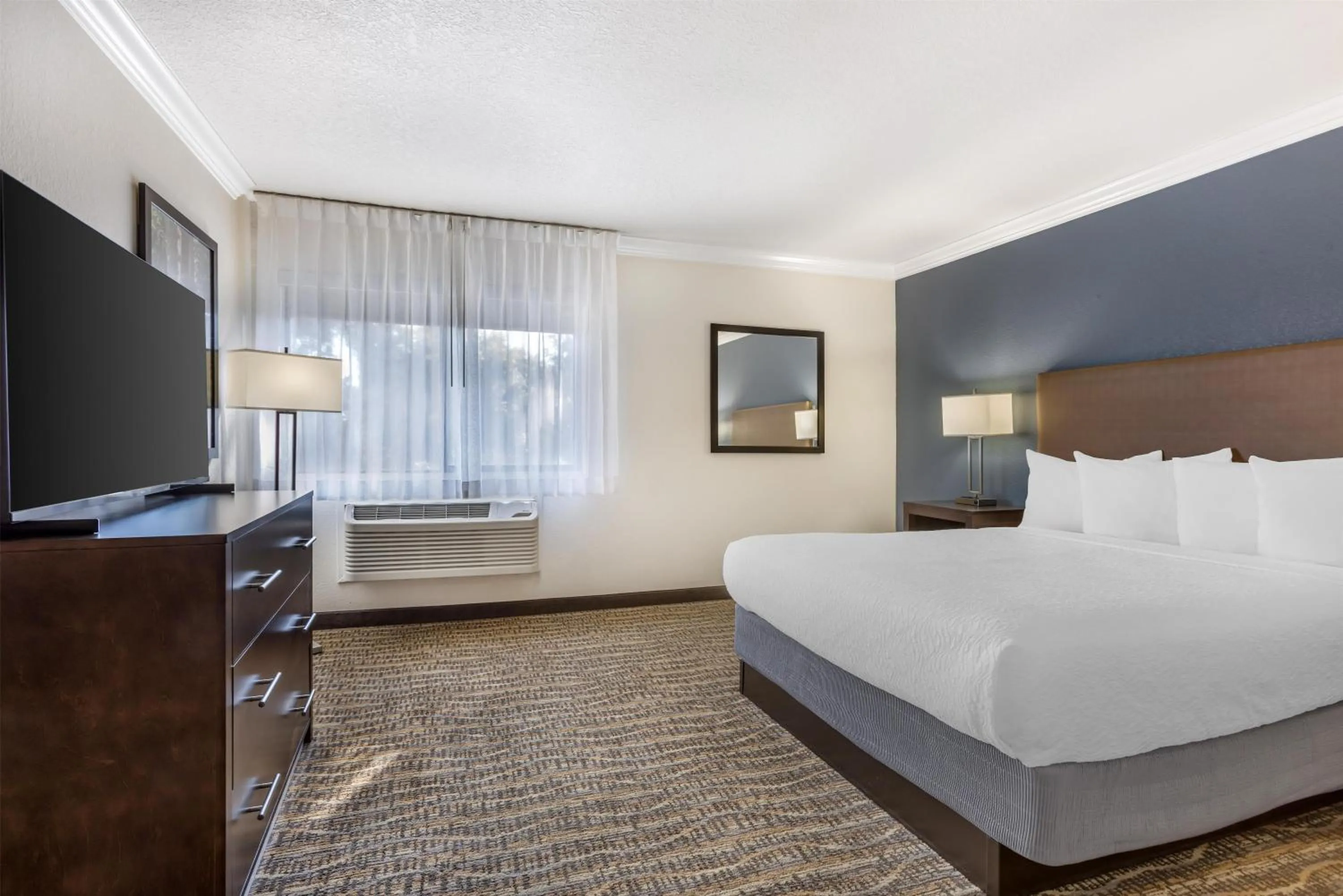 Photo of the whole room, Bed in Best Western Town & Country Lodge