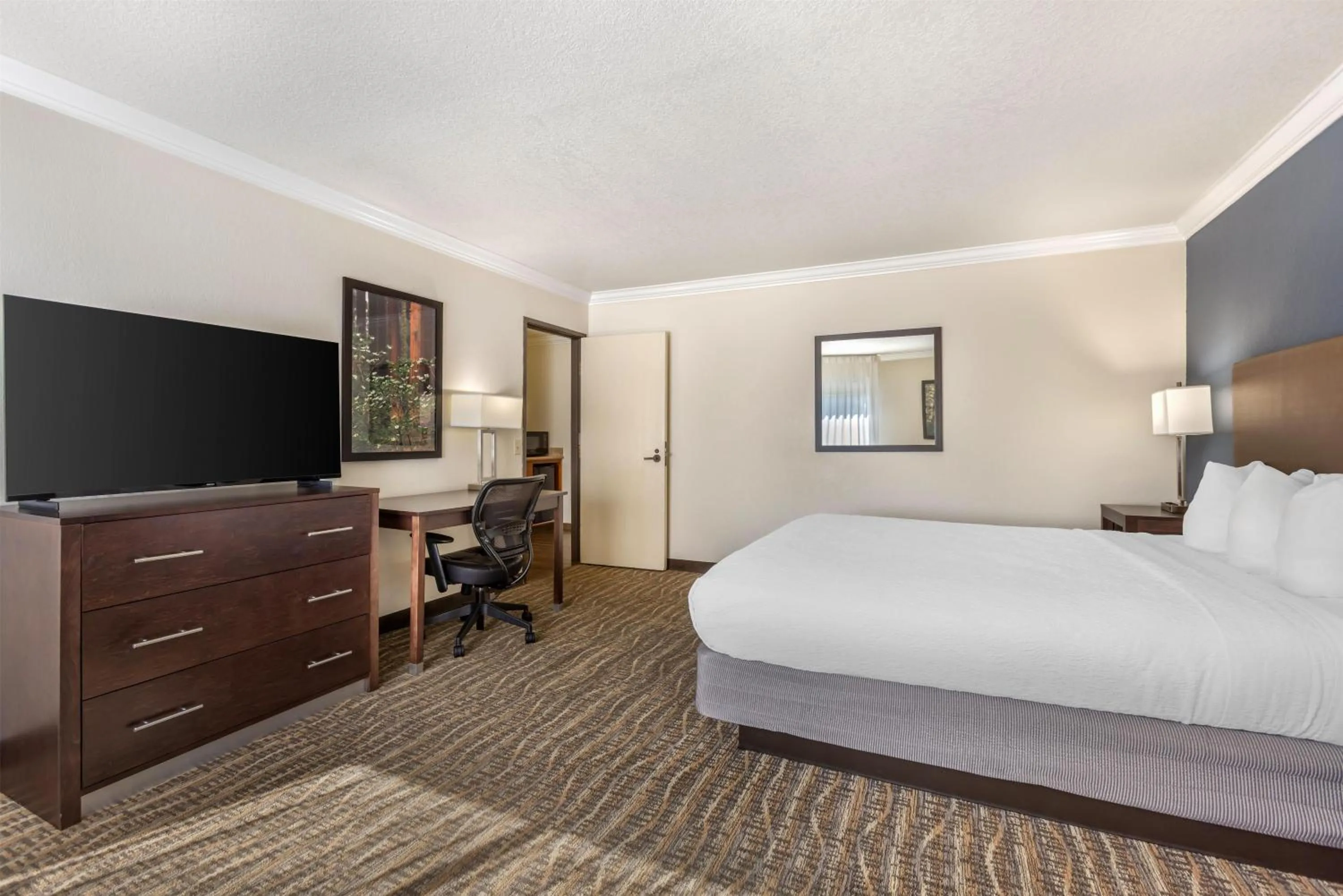 Photo of the whole room, Bed in Best Western Town & Country Lodge