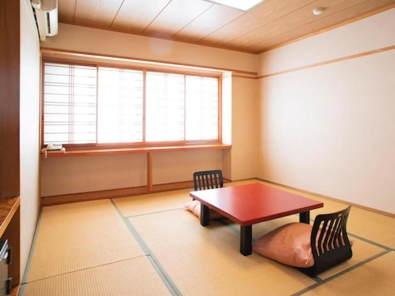 Photo of the whole room in Saigiku