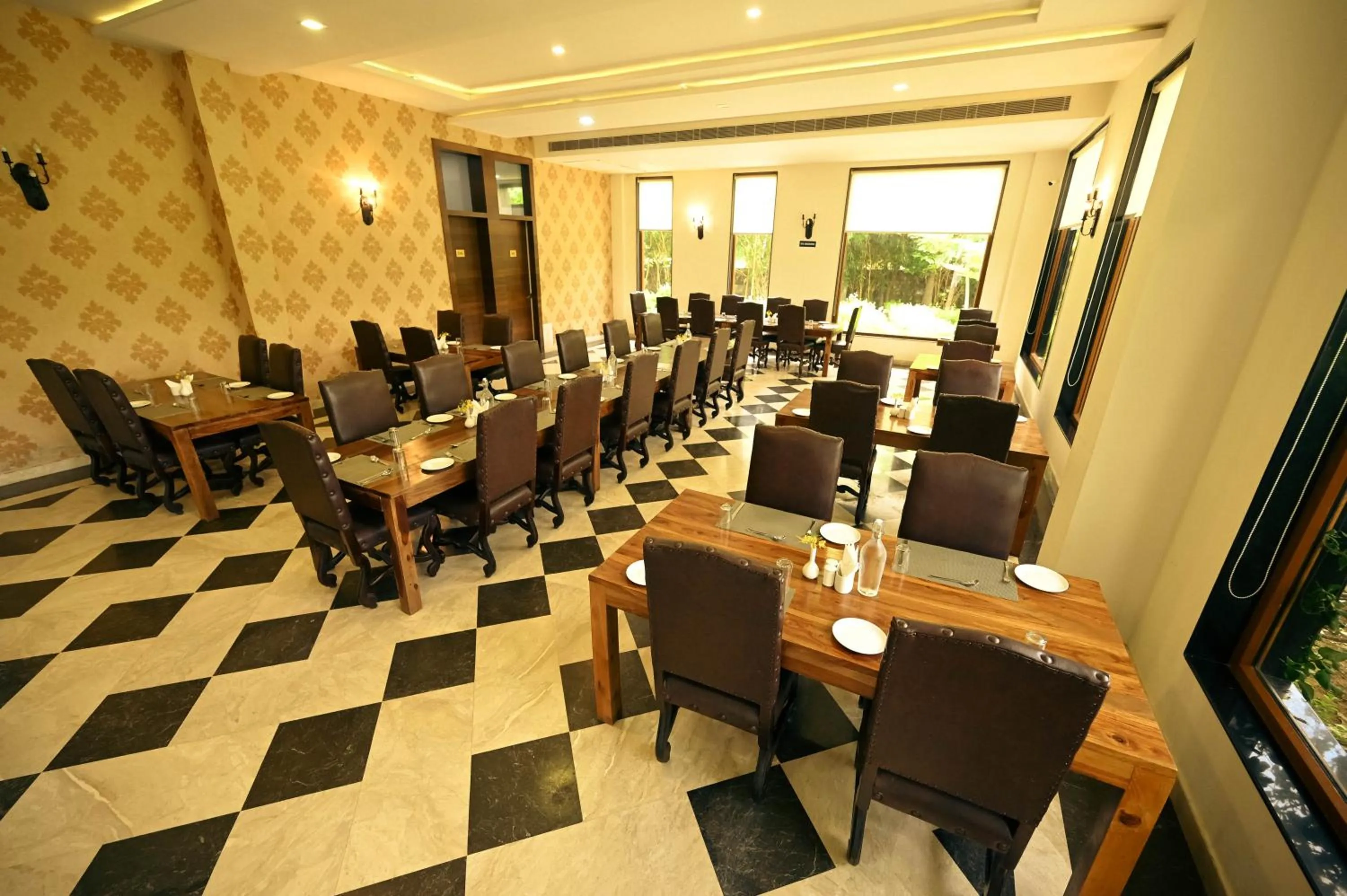 Restaurant/places to eat in Clarks Safari Ranthambore