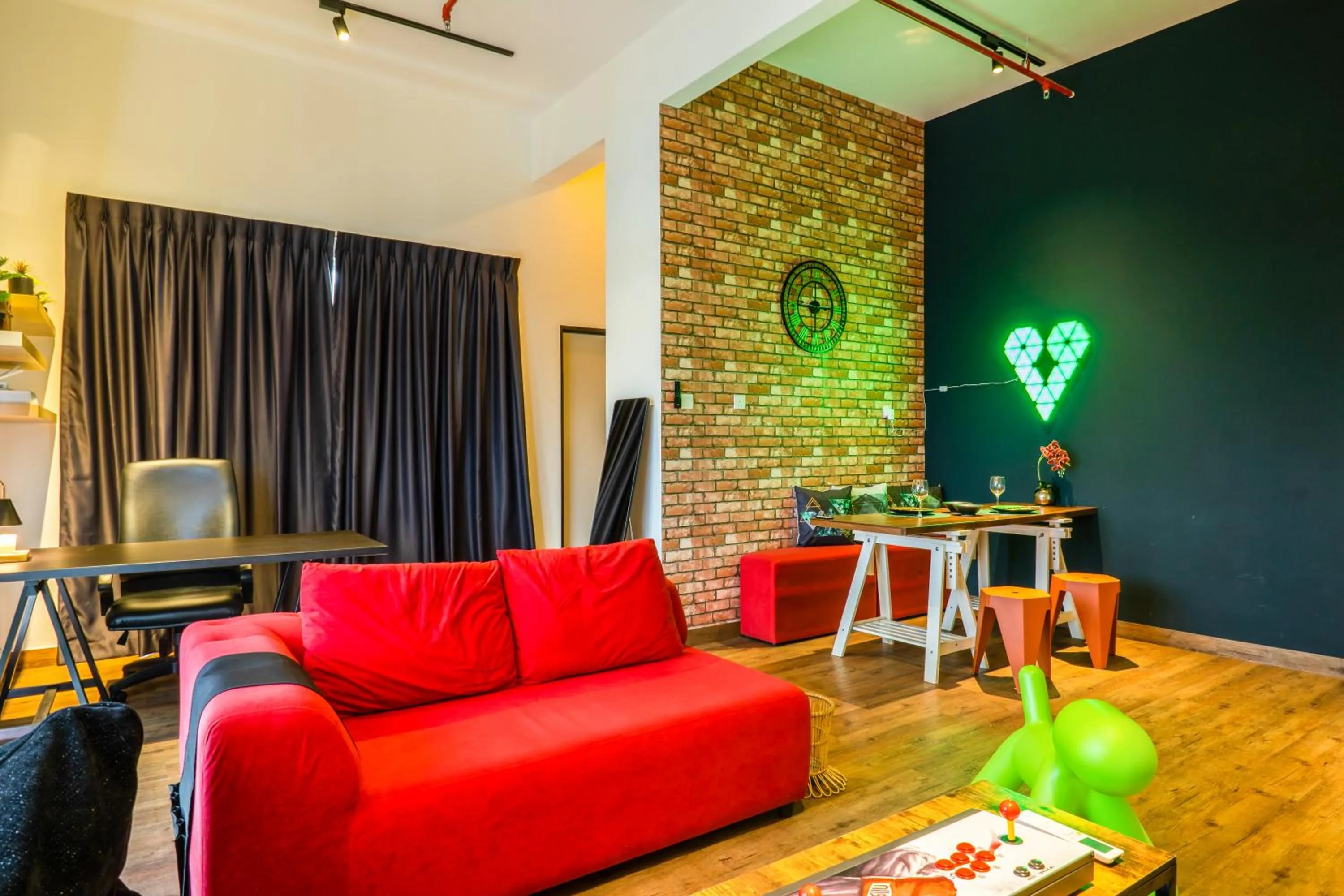 Manhattan Theme Suite by Nest Home at Austin Heights