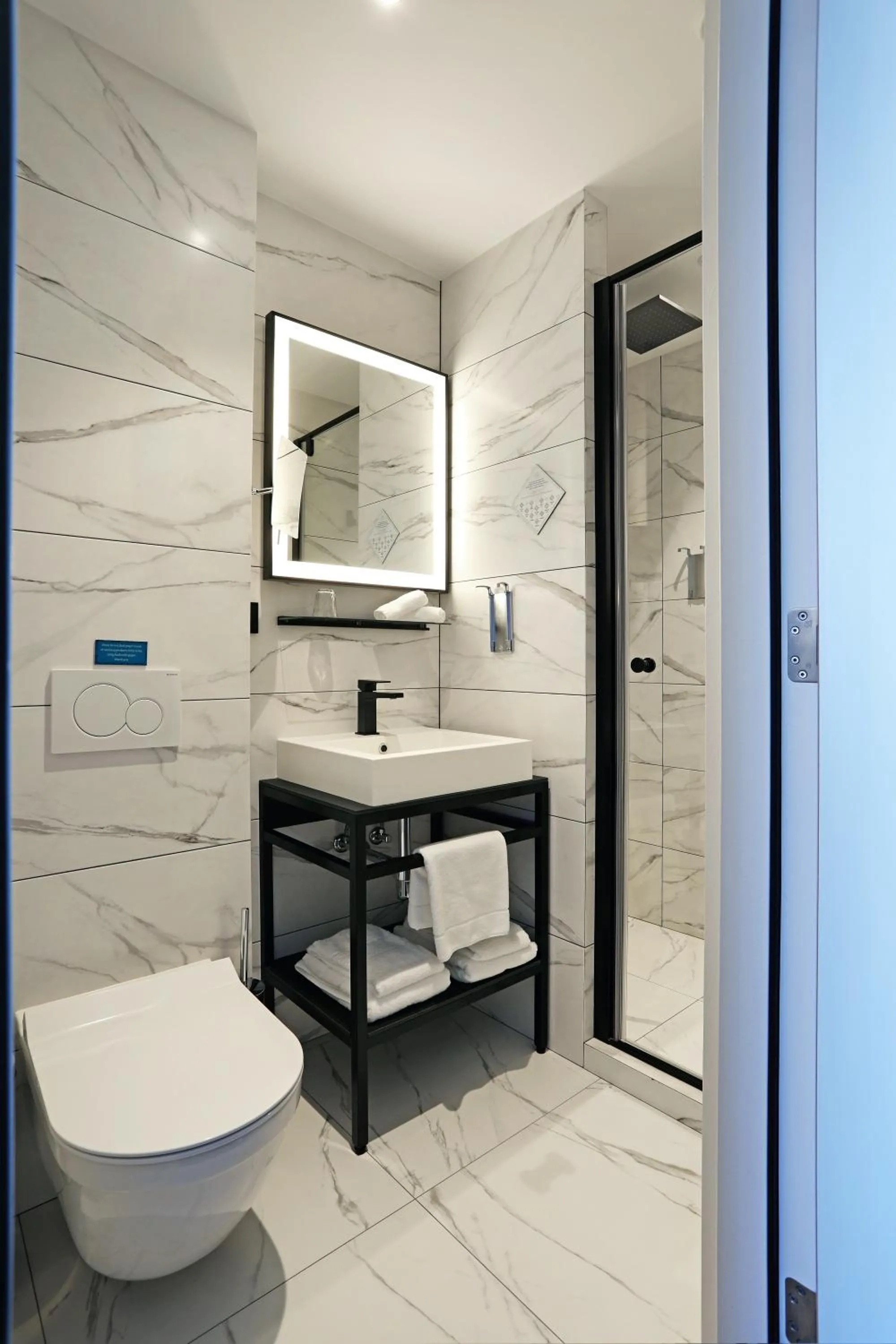 Shower in De Ware Jacob Boutique Hotel