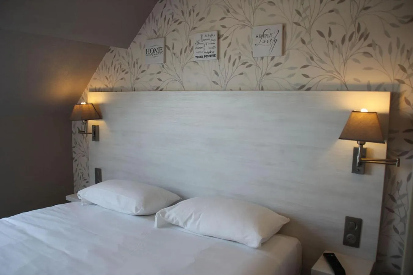 Shower, Bed in The Originals Boutique, Hôtel Neptune, Berck-sur-Mer