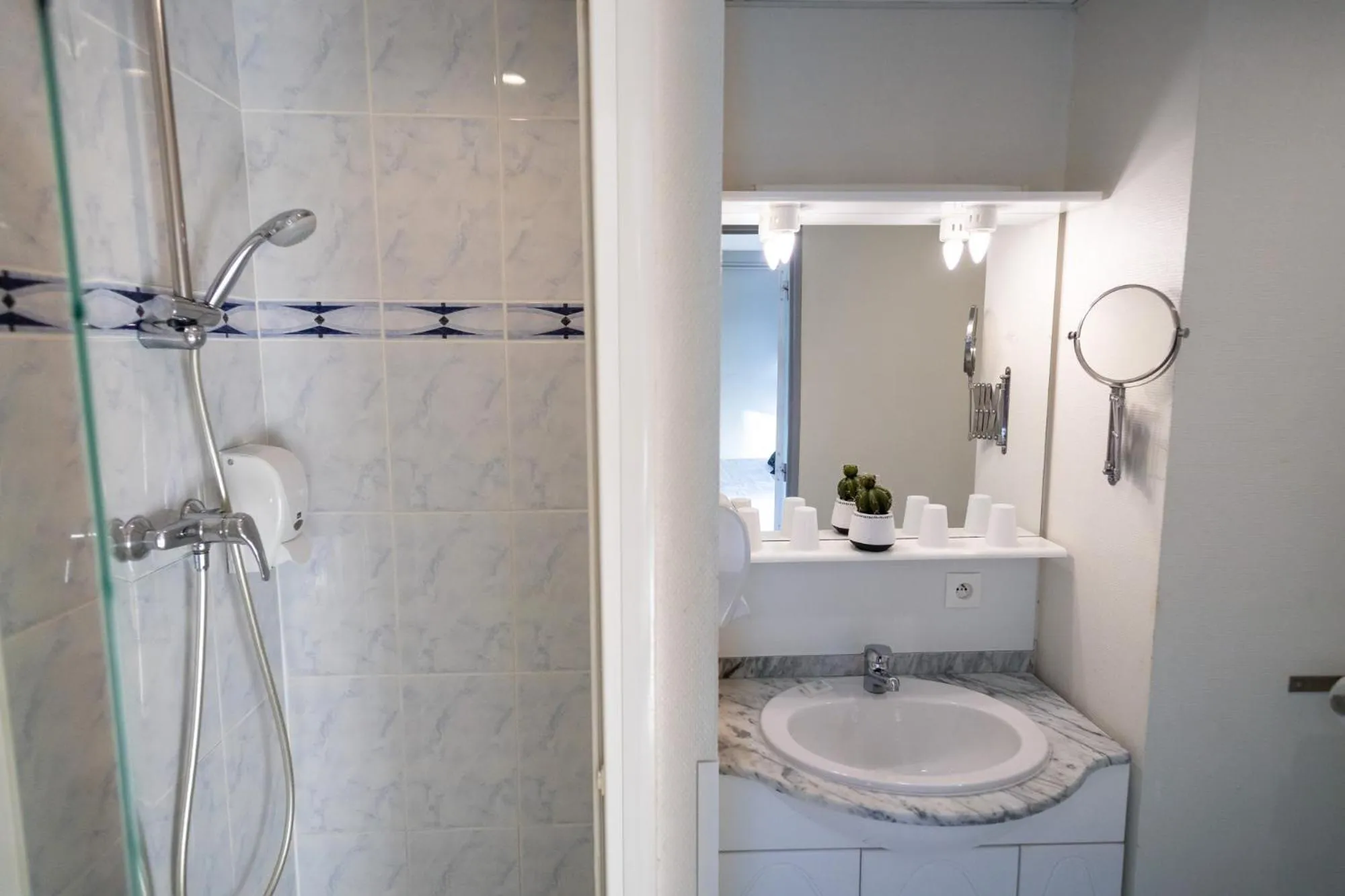Shower in The Originals Boutique, Hôtel Neptune, Berck-sur-Mer