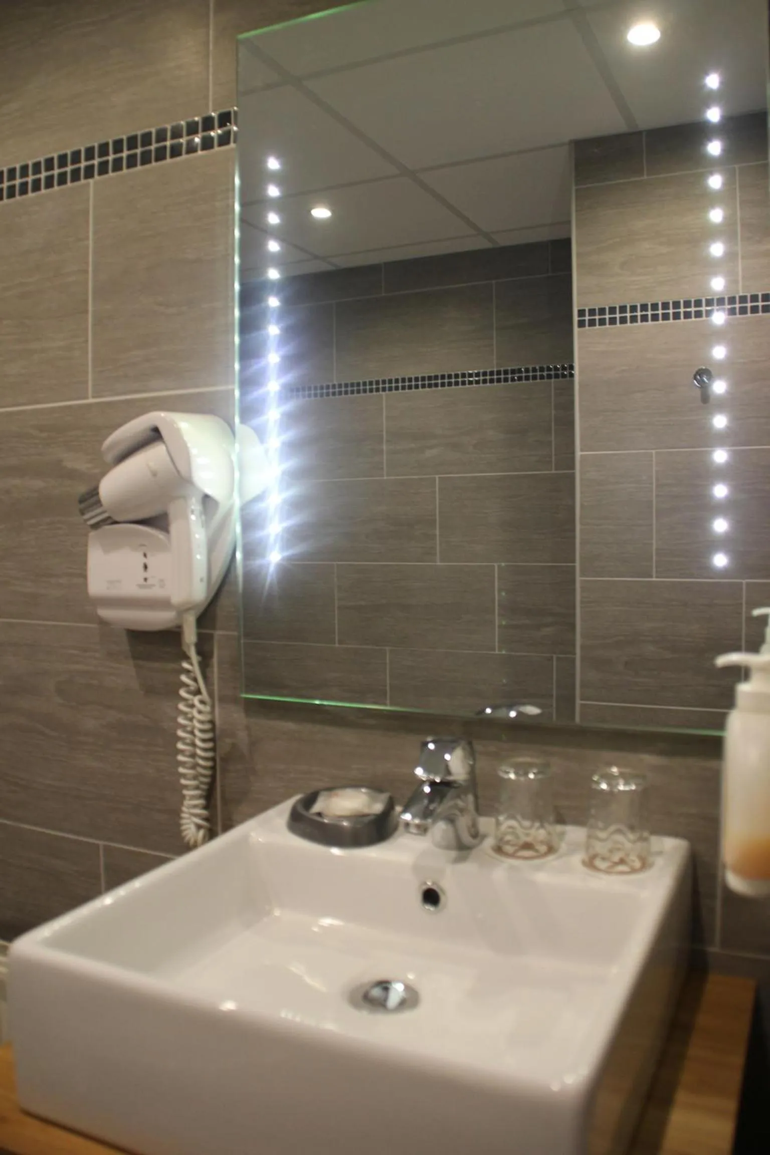 Bathroom in The Originals Boutique, Hôtel Neptune, Berck-sur-Mer