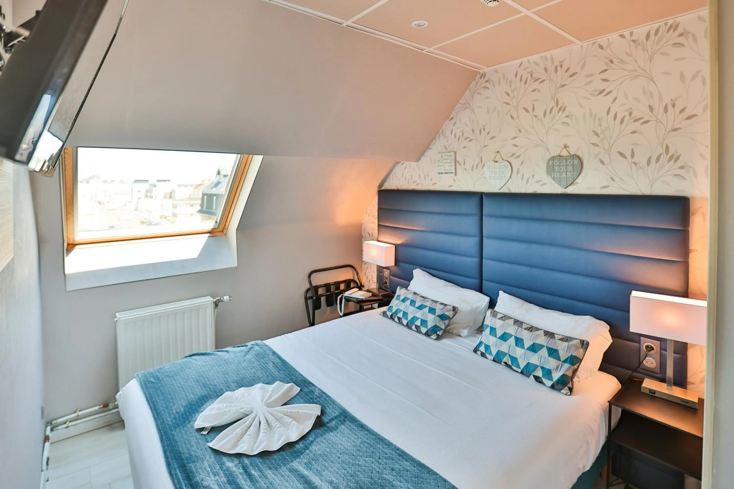 Bed in The Originals Boutique, Hôtel Neptune, Berck-sur-Mer