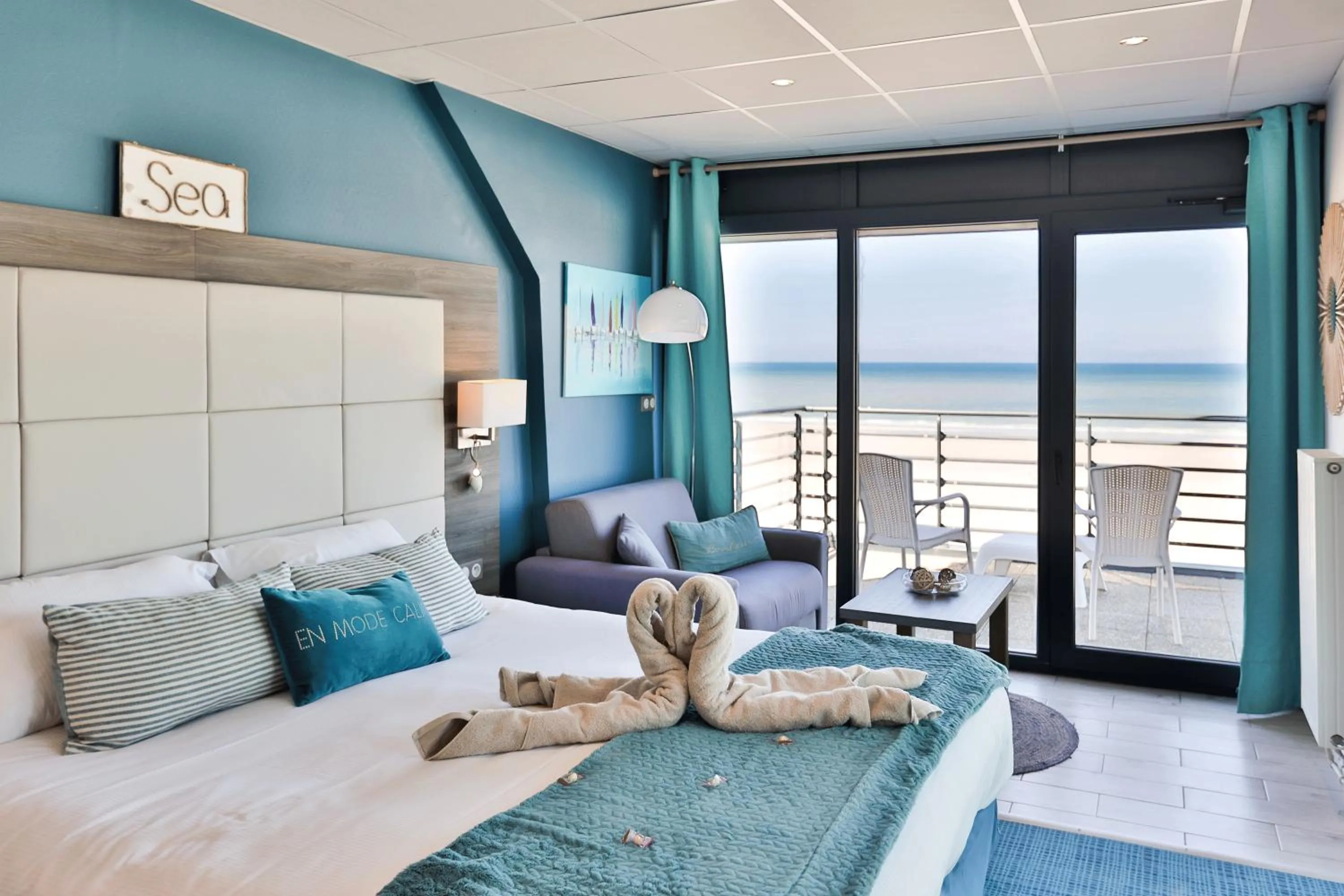 Photo of the whole room, Bed in The Originals Boutique, Hôtel Neptune, Berck-sur-Mer