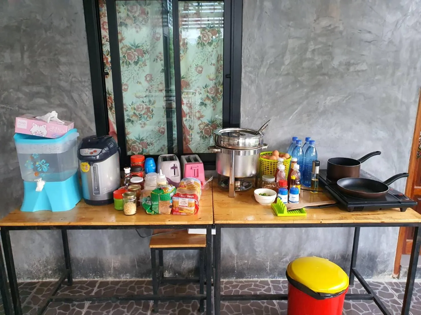 Food and drinks in B-tel Chomthong resort Chiang mai