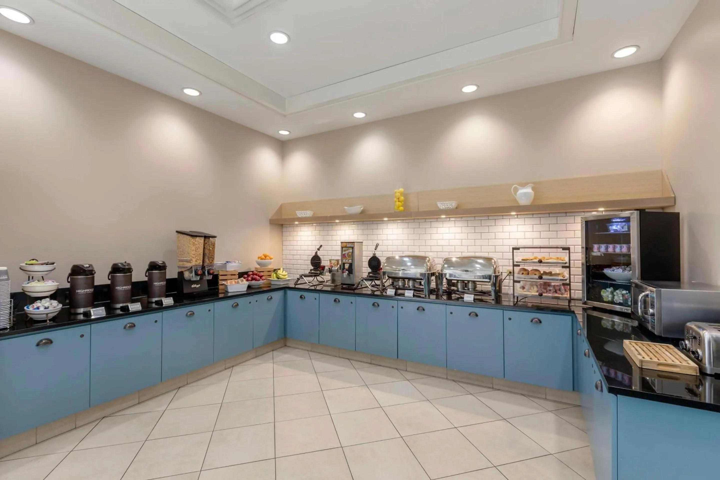 Breakfast in Country Inn & Suites by Radisson, Elk Grove Village-Itasca