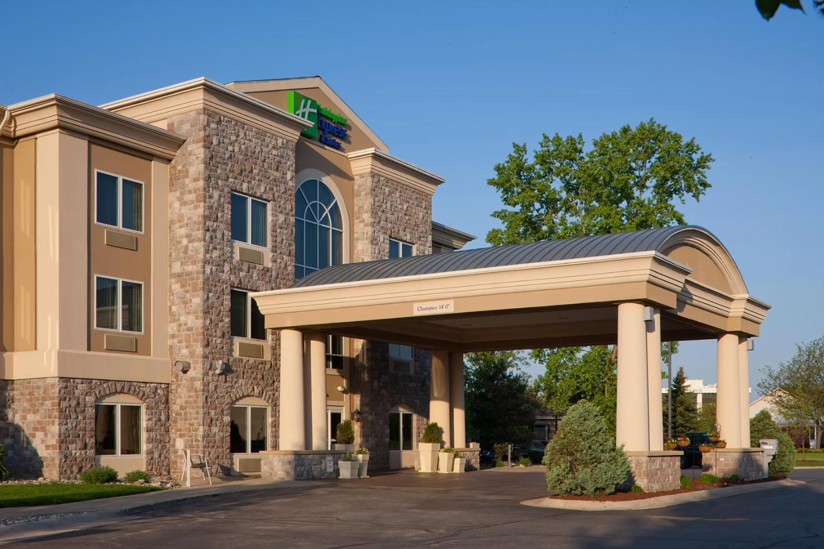Facade/entrance in Holiday Inn Express Hotel & Suites Saginaw by IHG