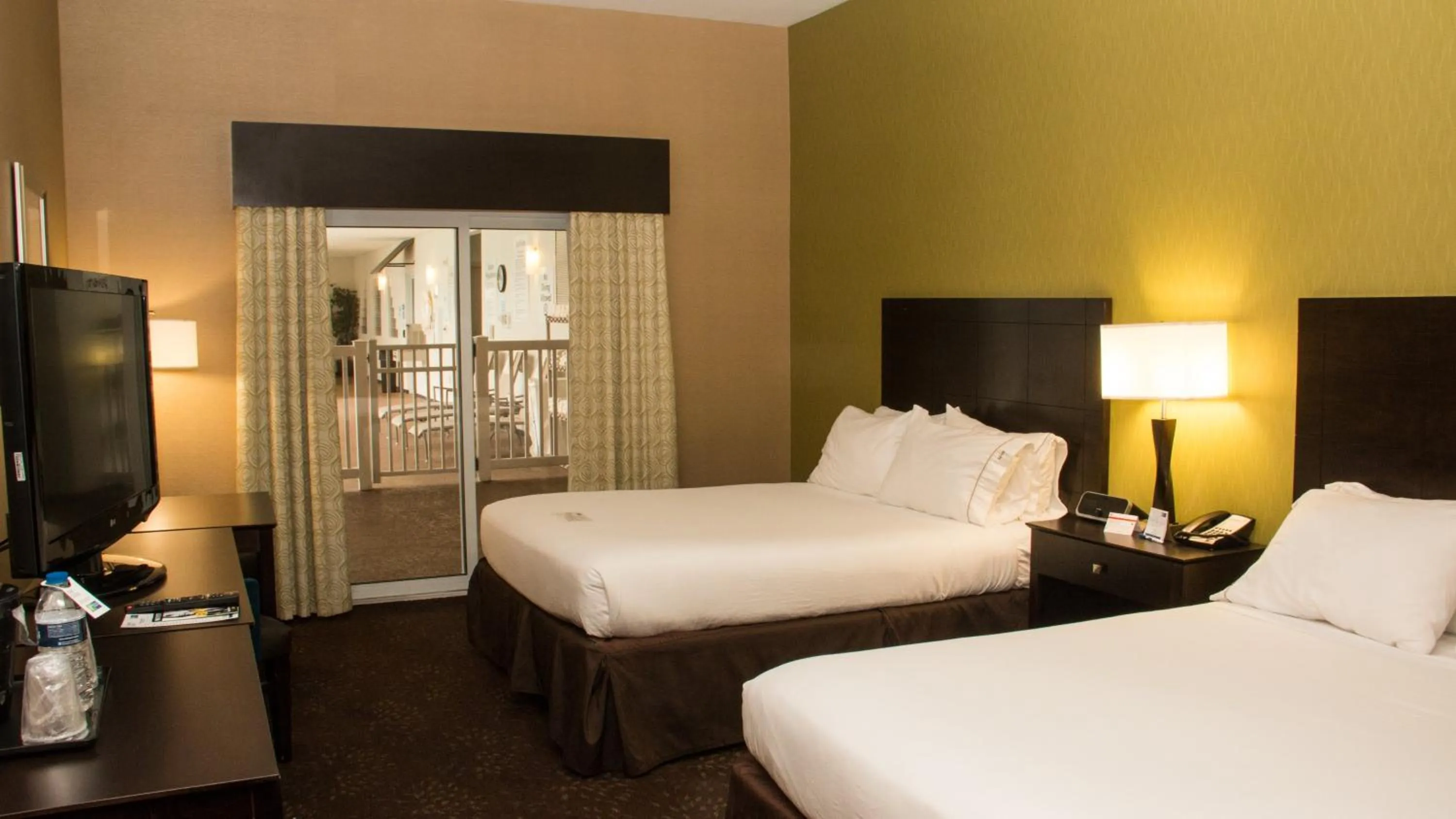 Photo of the whole room, Bed in Holiday Inn Express Hotel & Suites Saginaw by IHG