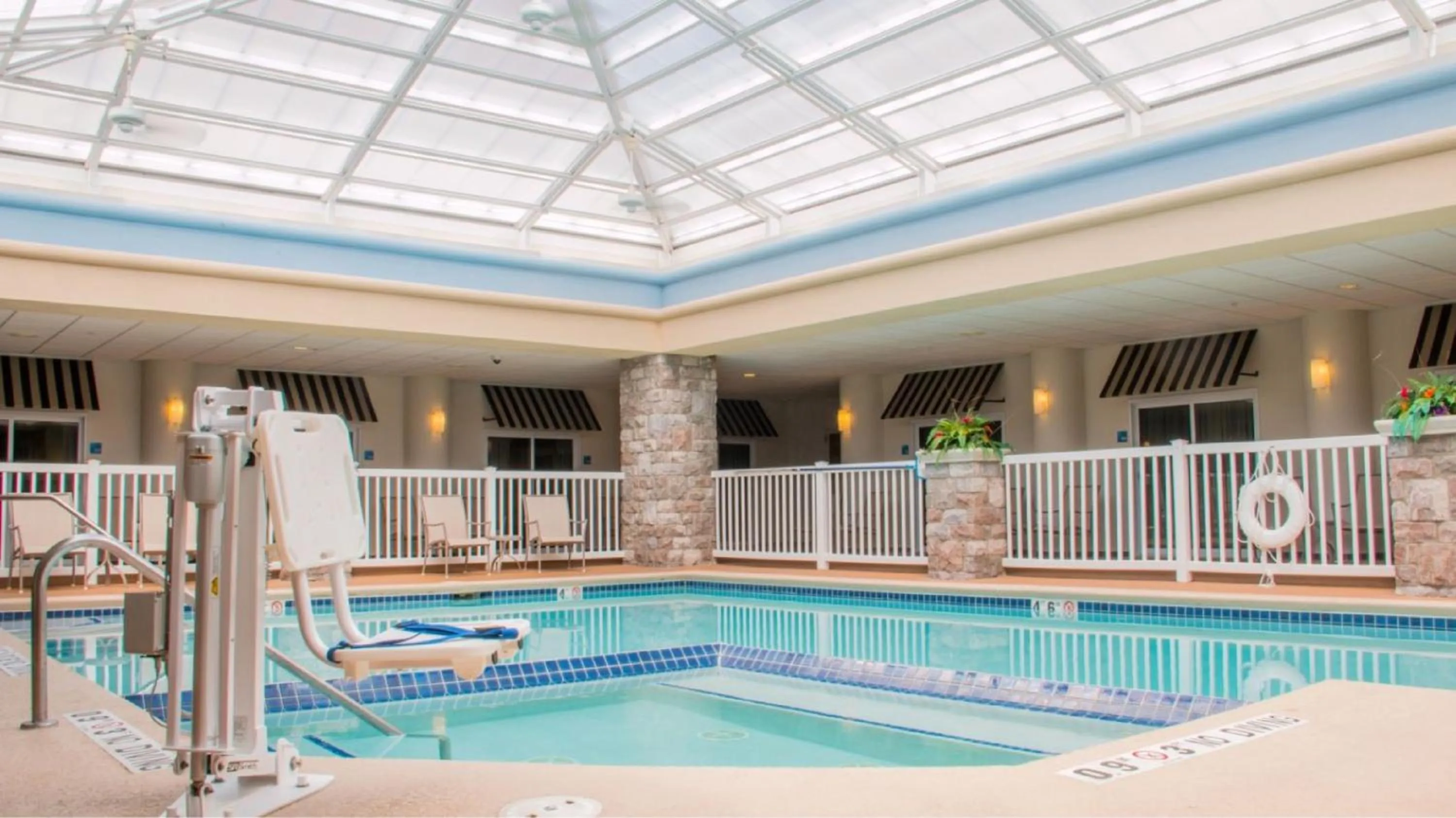 Swimming pool in Holiday Inn Express Hotel & Suites Saginaw by IHG