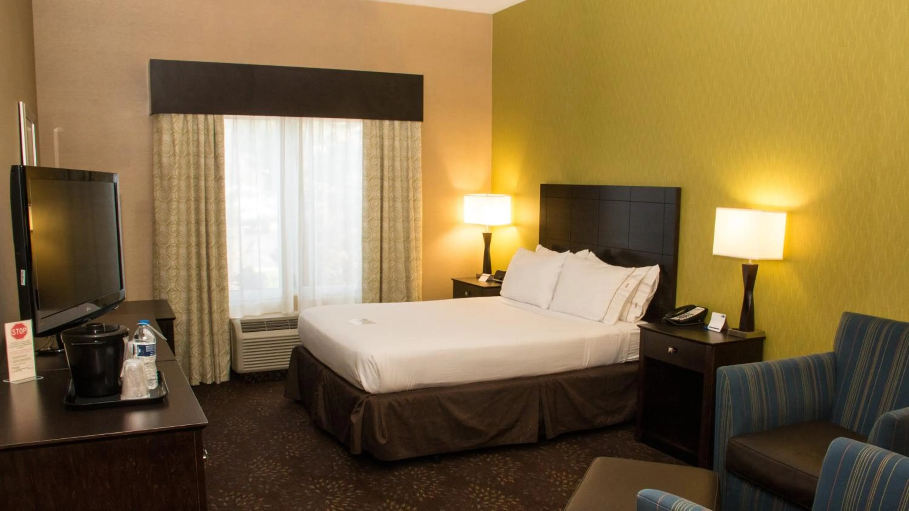 Photo of the whole room, Bed in Holiday Inn Express Hotel & Suites Saginaw by IHG