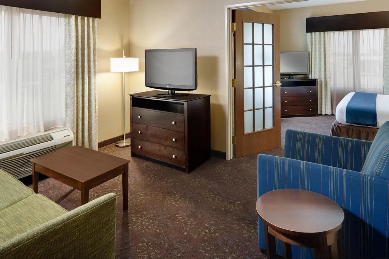 Living room, Bed in Holiday Inn Express Hotel & Suites Saginaw by IHG