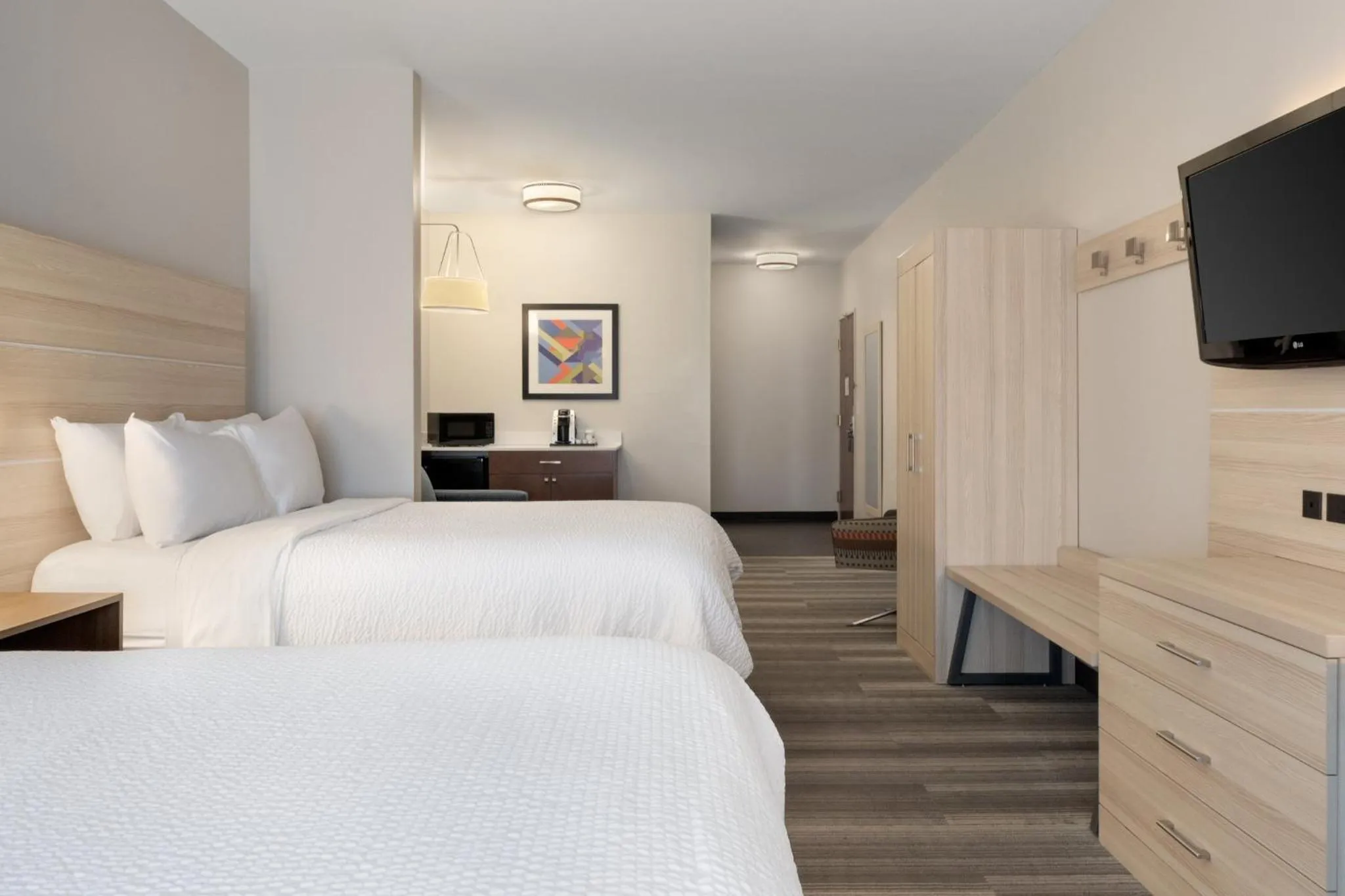 Photo of the whole room, Bed in Holiday Inn Express Hotel & Suites Saginaw by IHG